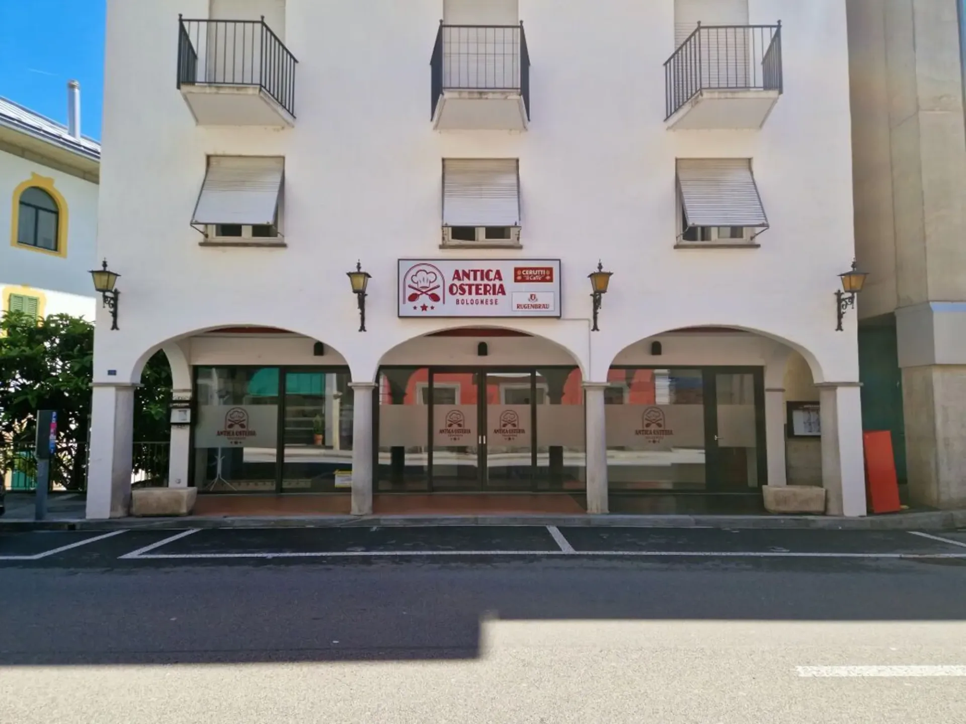 Möbliertes und ausgestattetes Restaurant
