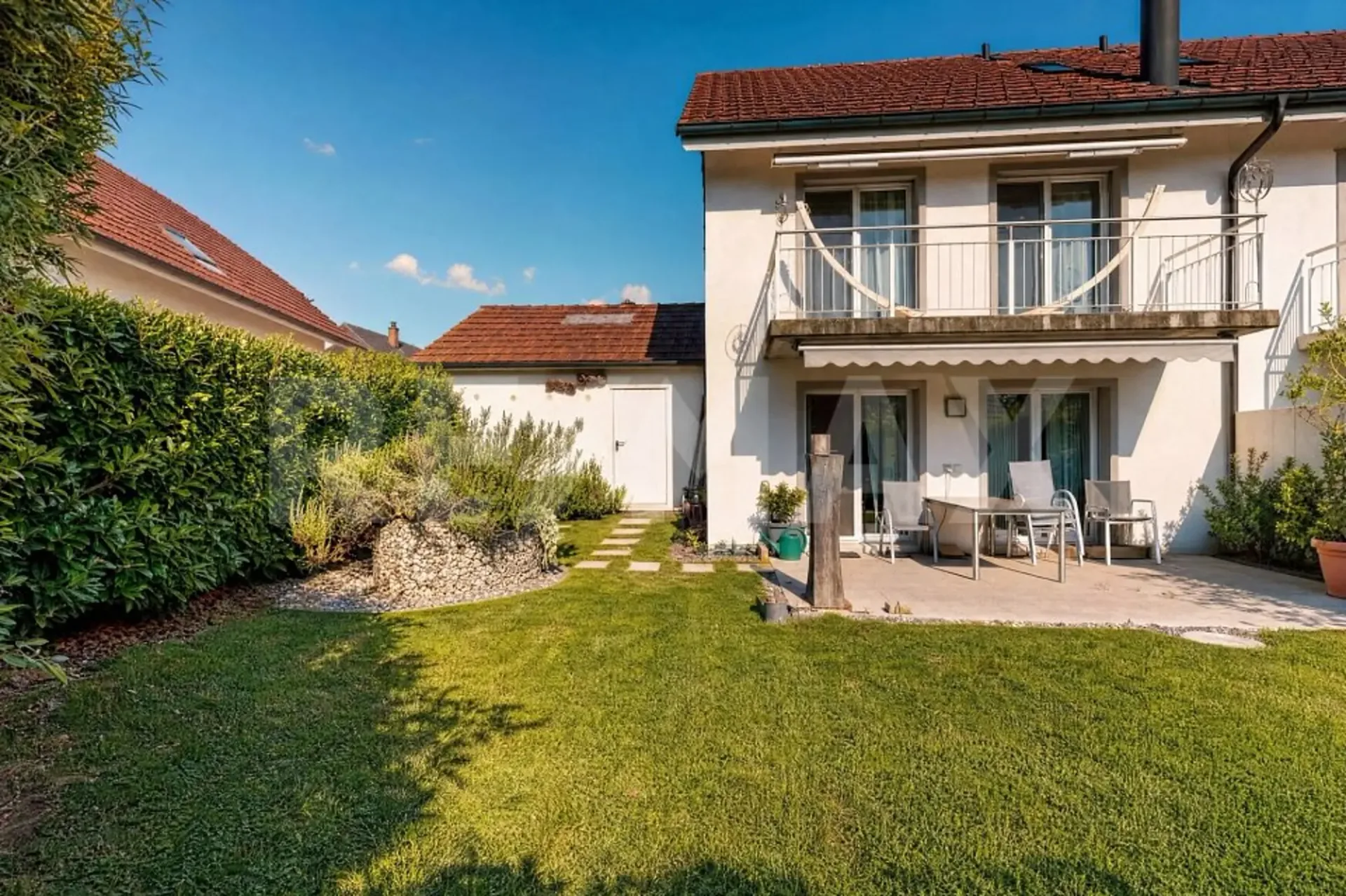 Grosszügiges Wohnen mit Gartenidylle in Villnachern
