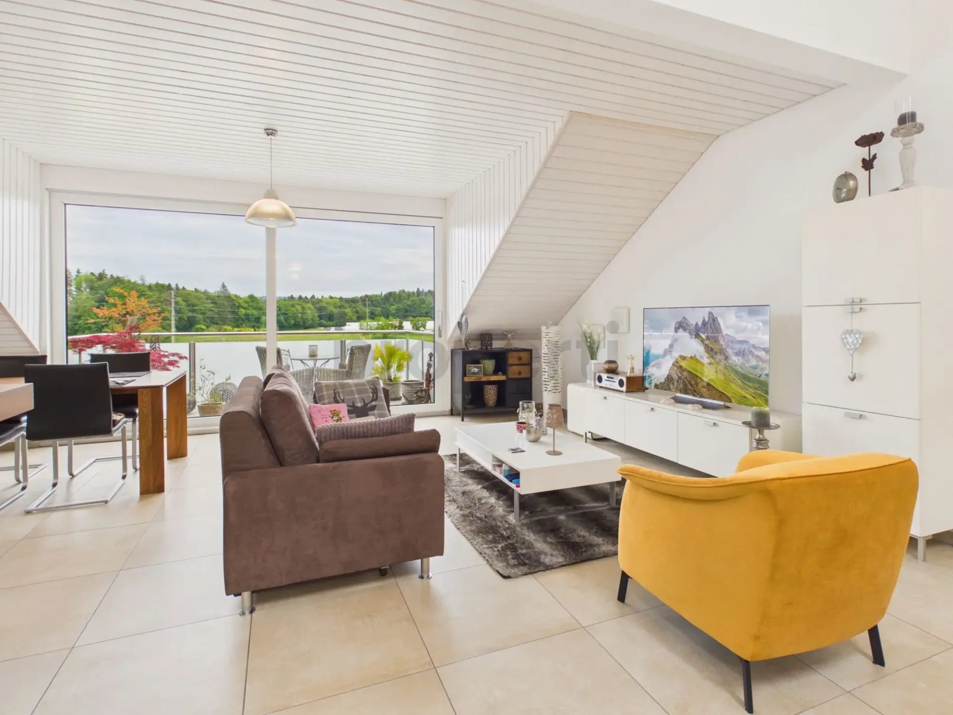 Appartamento mansardato moderno 3.5 locali con balcone, Kallnach
