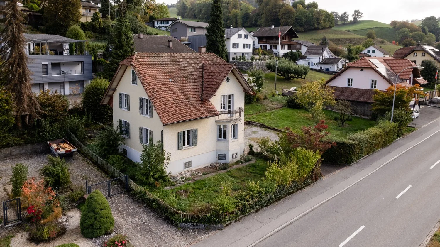 Idyllisches Einfamilienhaus mit wertvollen Landreserven