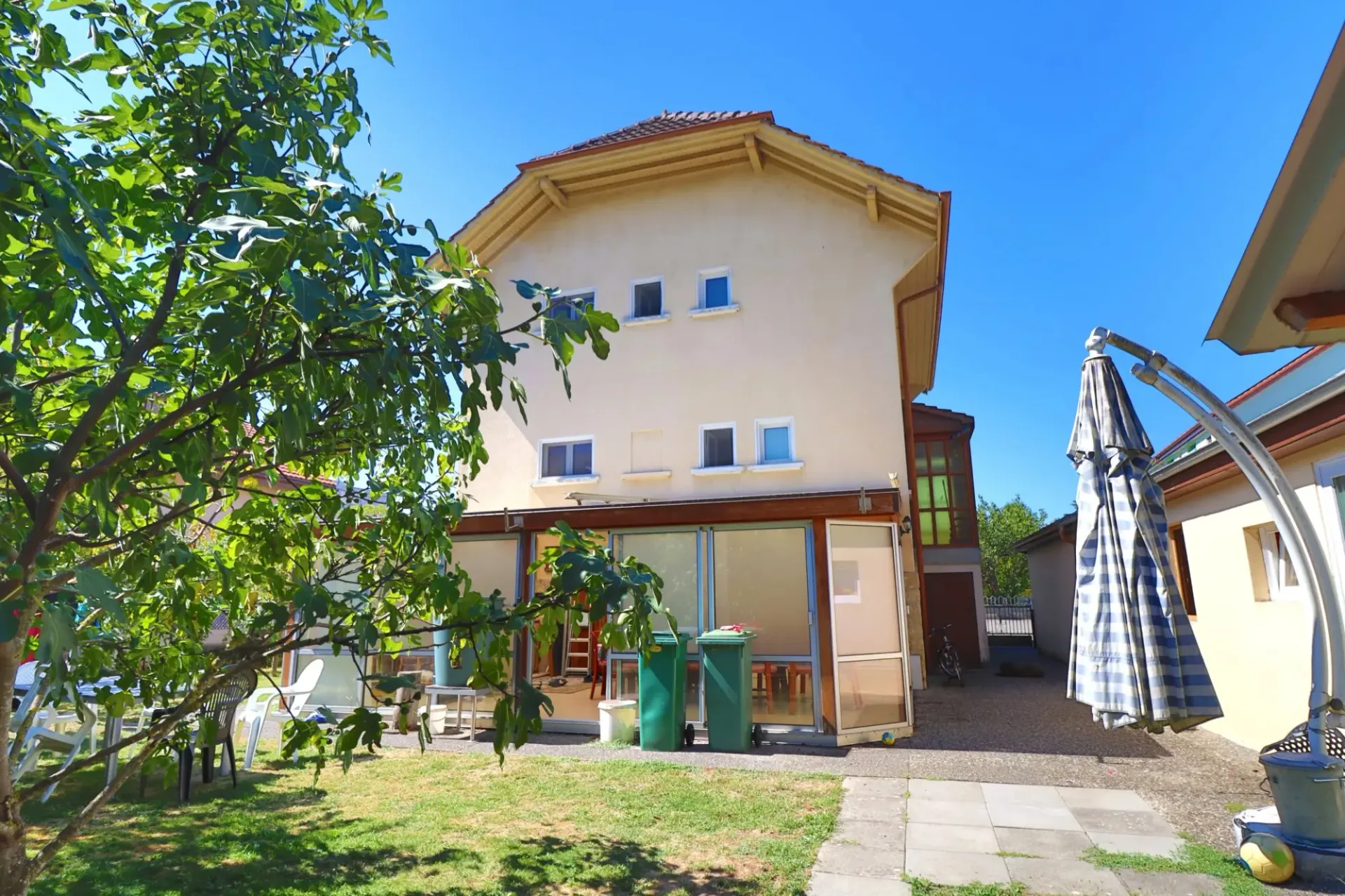 Einfamilien-Villa mit Anbau