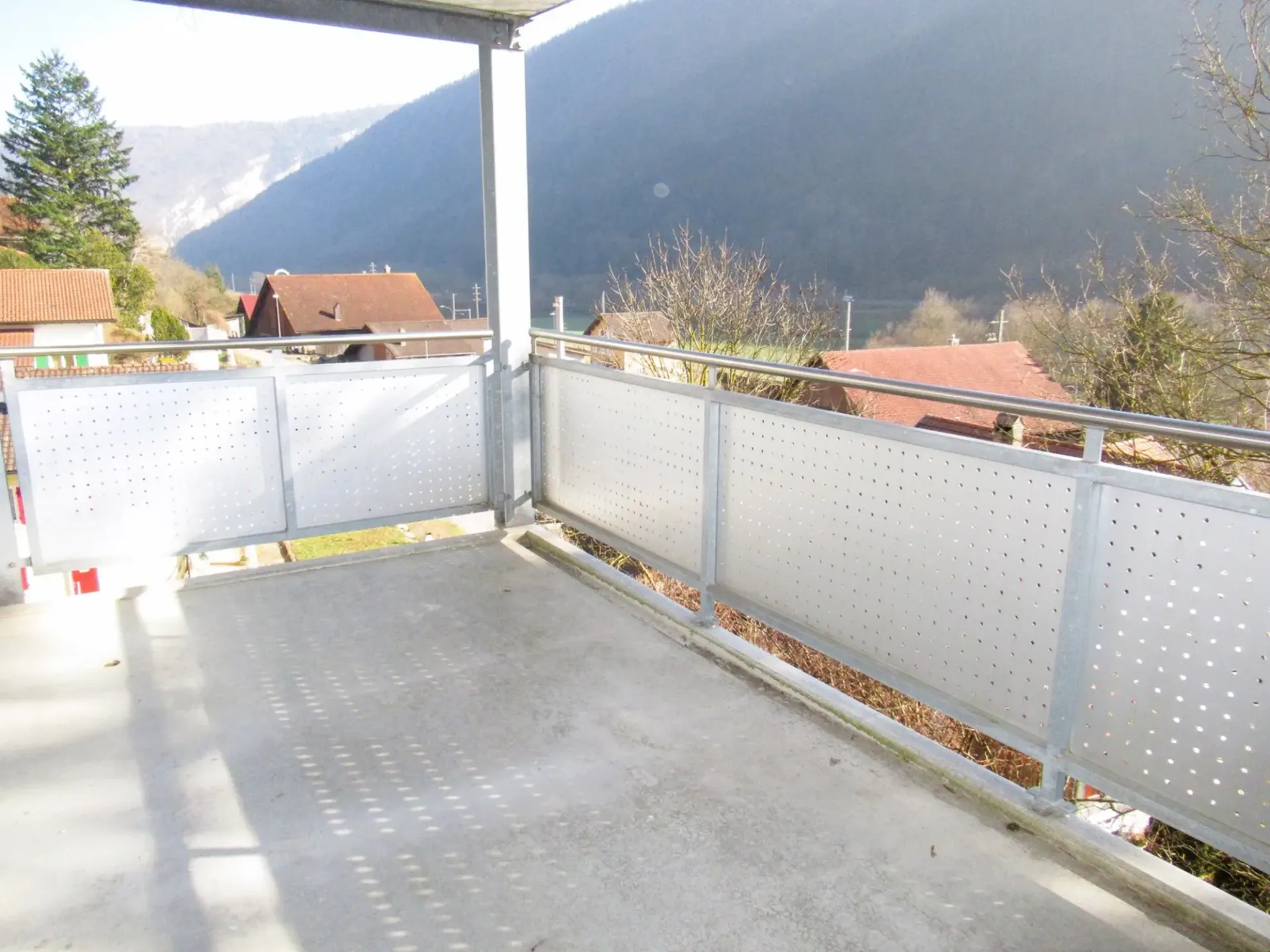 Appartement rénové et lumineux avec ** GRAND BALCON **