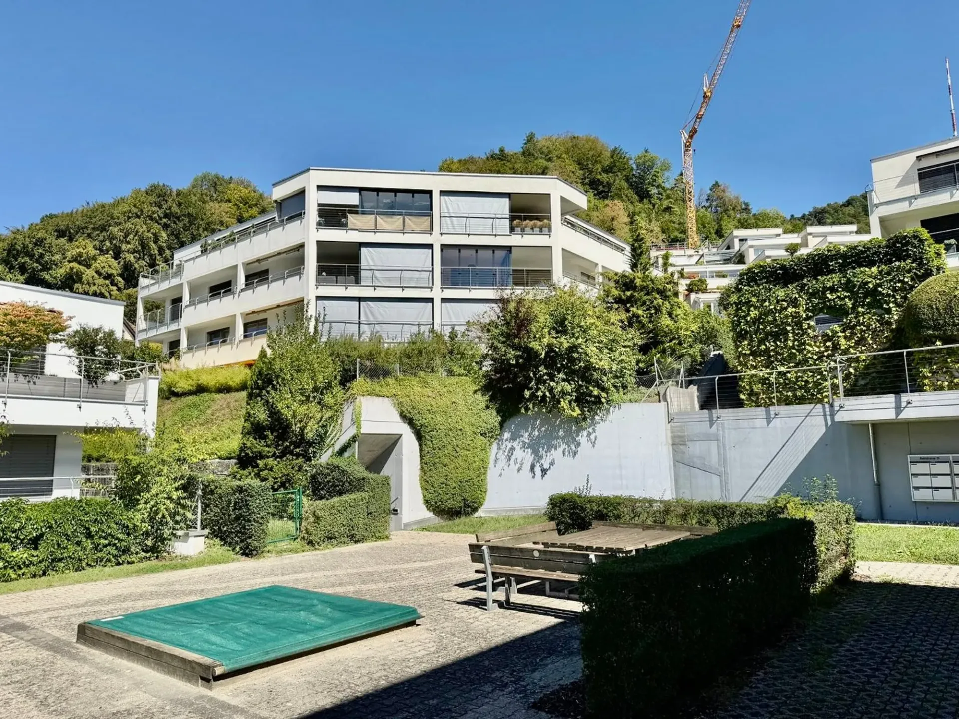 Sunny 3.5-room apartment with winter garden and circular balcony in Stallikon