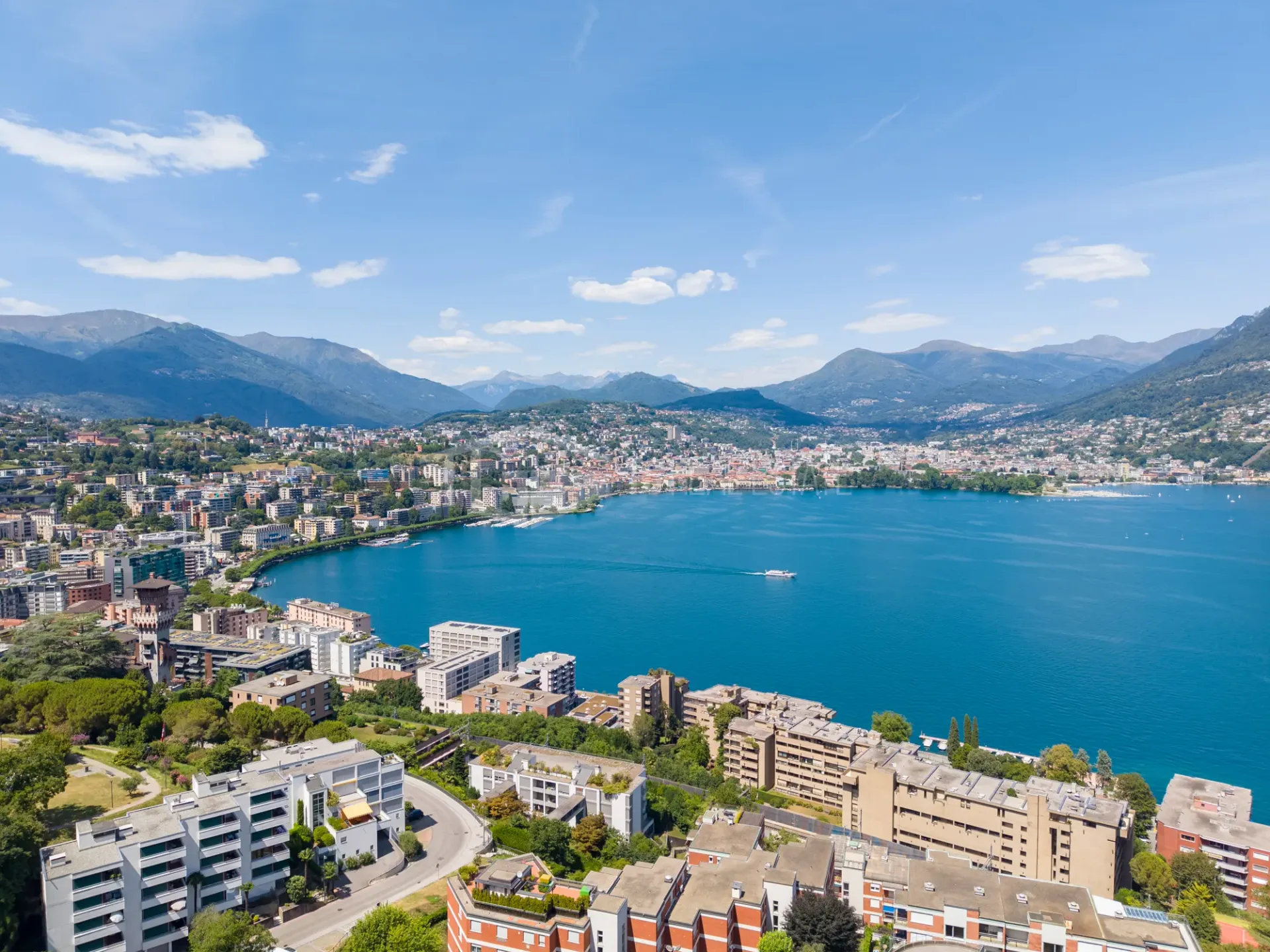 PRESTIGIOSO APARTAMENTO DI 4.5  LOCALI CON SPLENDIDA VISTA LAGO