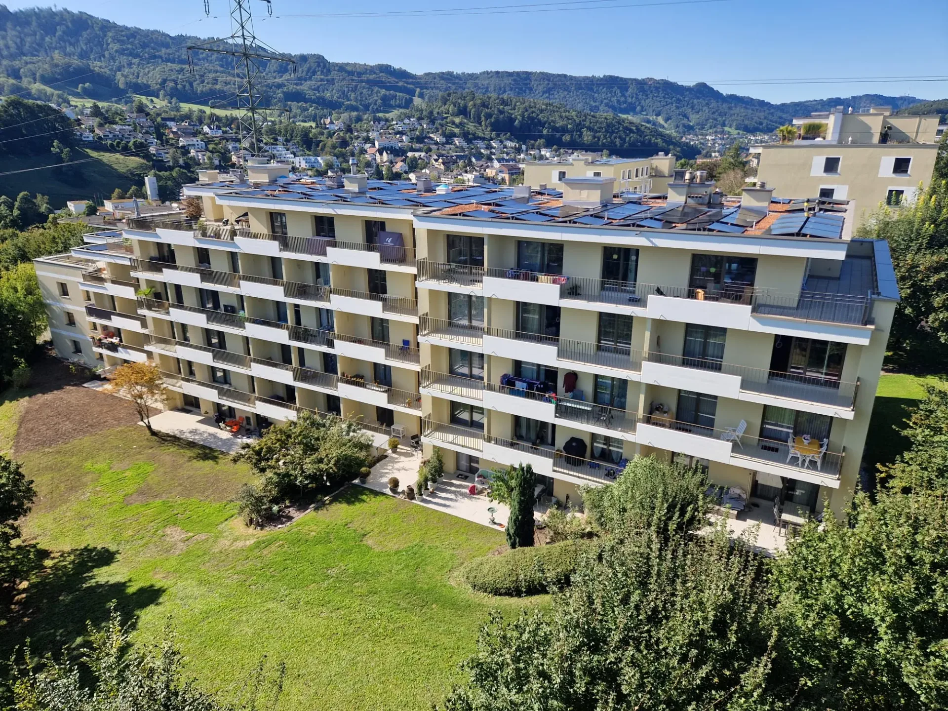 2.0 - Zimmerwohnung mit 94 m² Dachterrasse und Blick ins Grüne