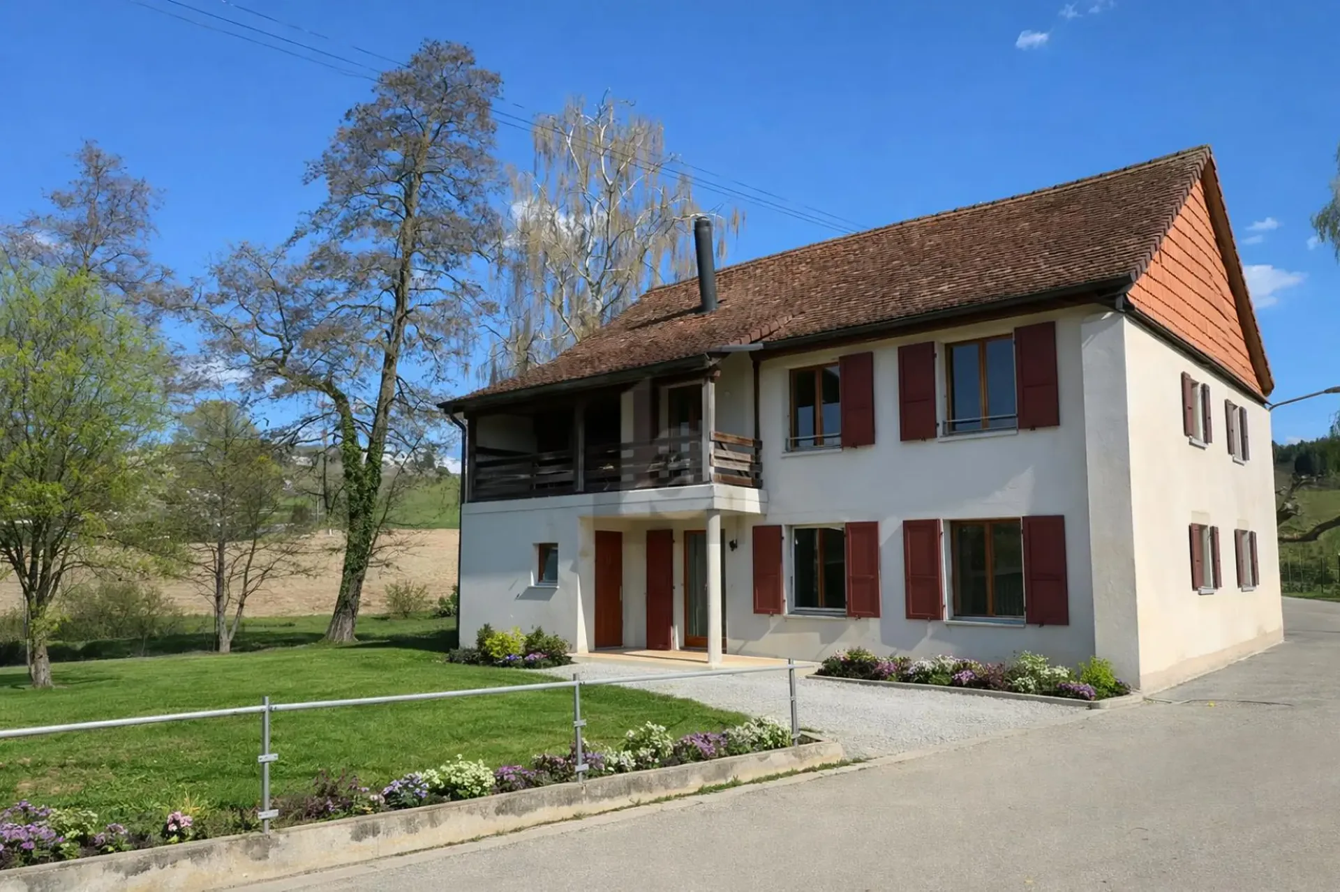 Geräumiges Duplex mit Balkon in ruhiger Umgebung