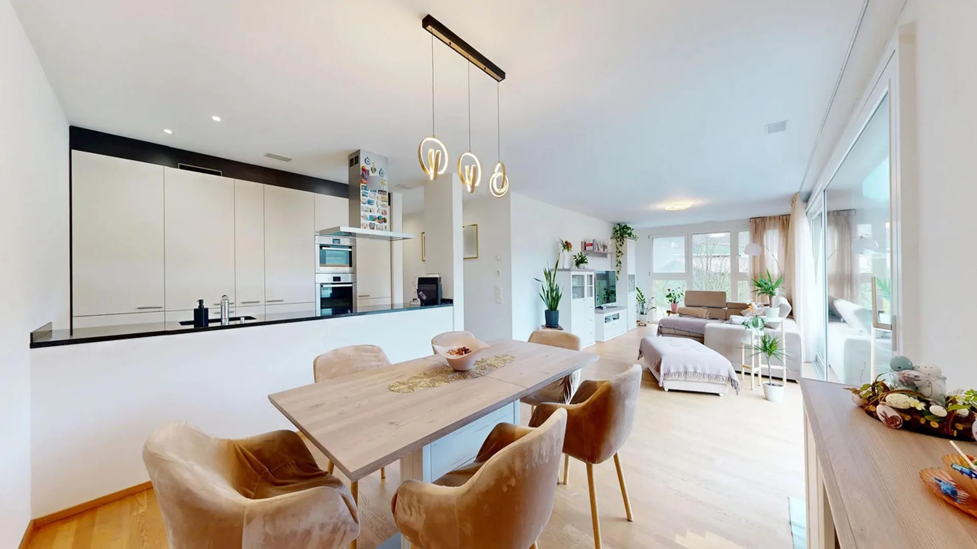 Lichtdurchflutete 4.5-Zimmer-Wohnung mit Einstellhallenplatz