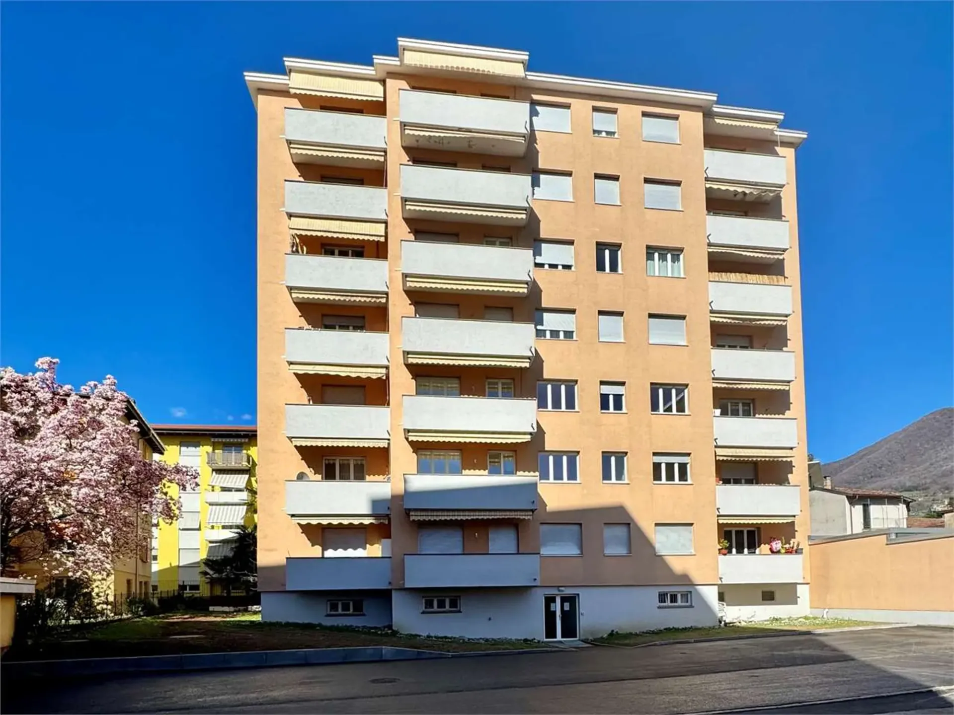 Helles 3.5-Zimmer-Apartment mit Ertrag im Herzen von Mendrisio