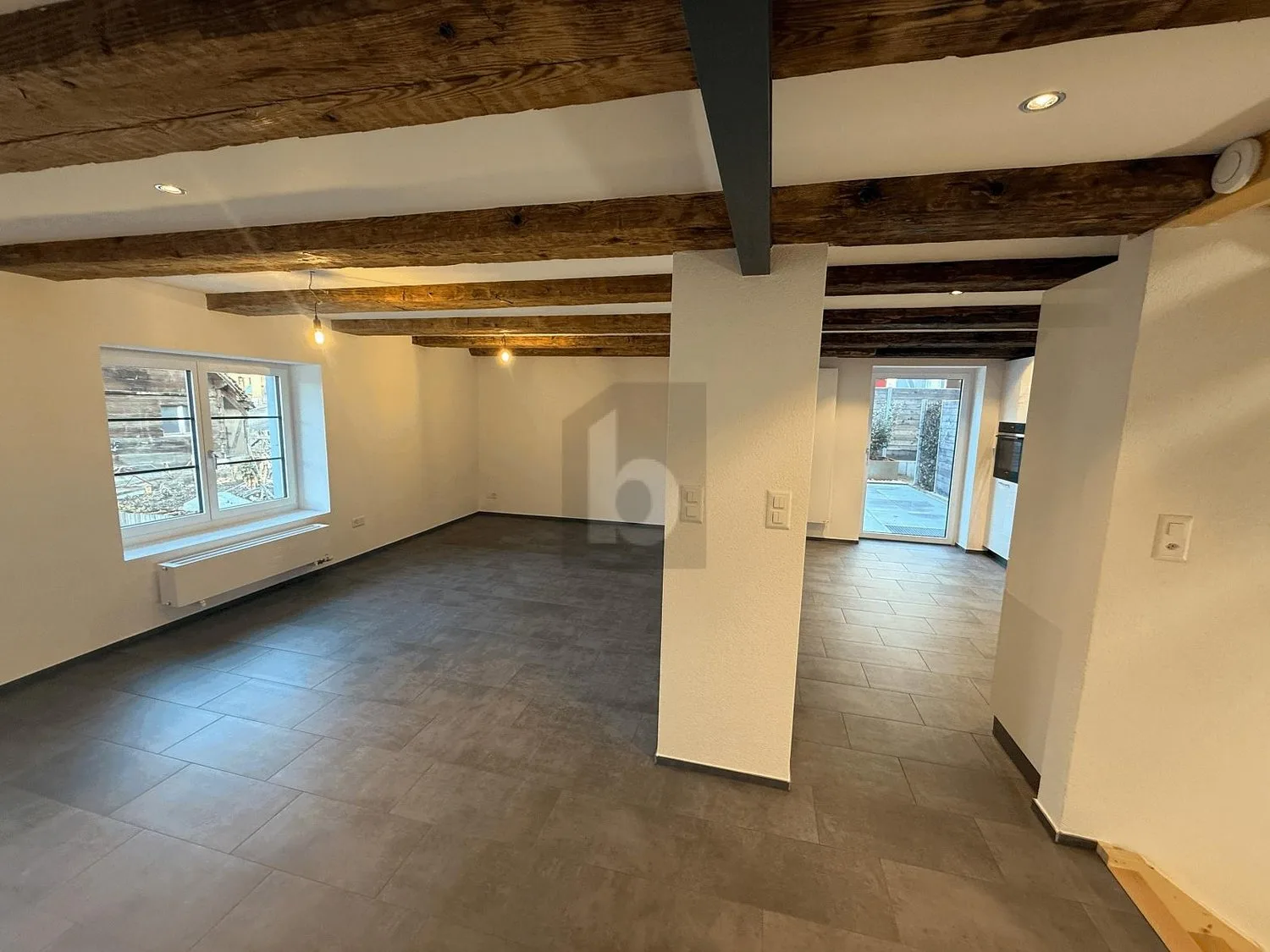 HOCHWERTIG RENOVIERT MIT SICHTBALKON!