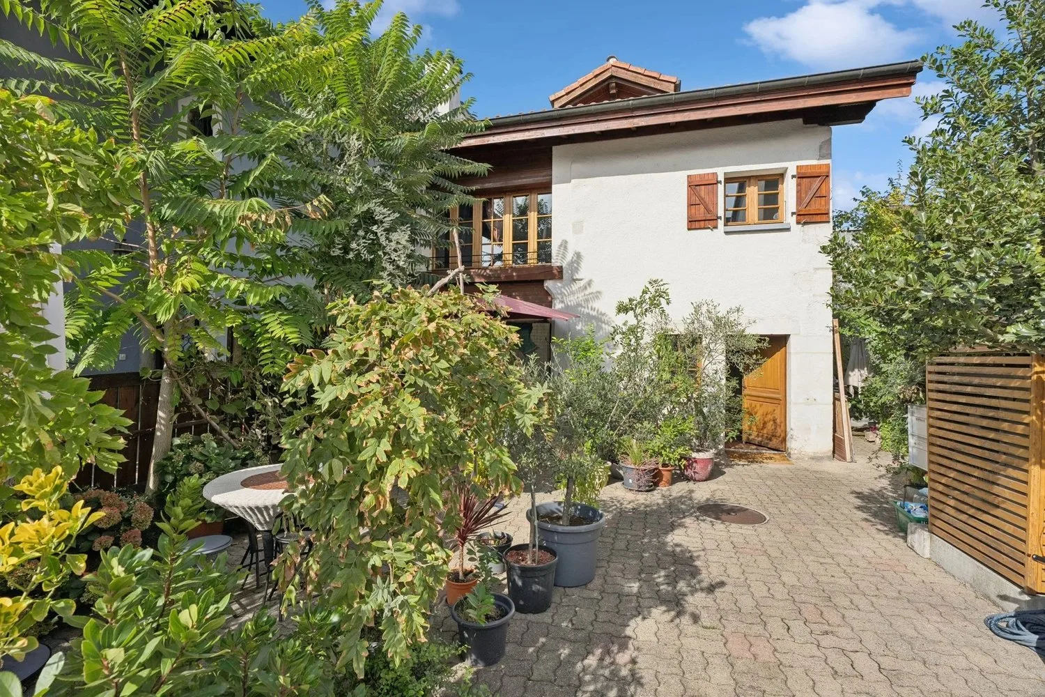 Haus im Dorfstil: 4 vermietete Wohnungen und 1 Arkade - großes Potenzial