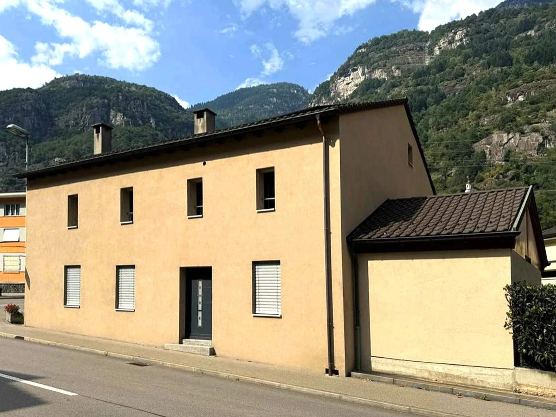 Zweifamilienhaus mit zwei Wohnungen und Lagerplatz
