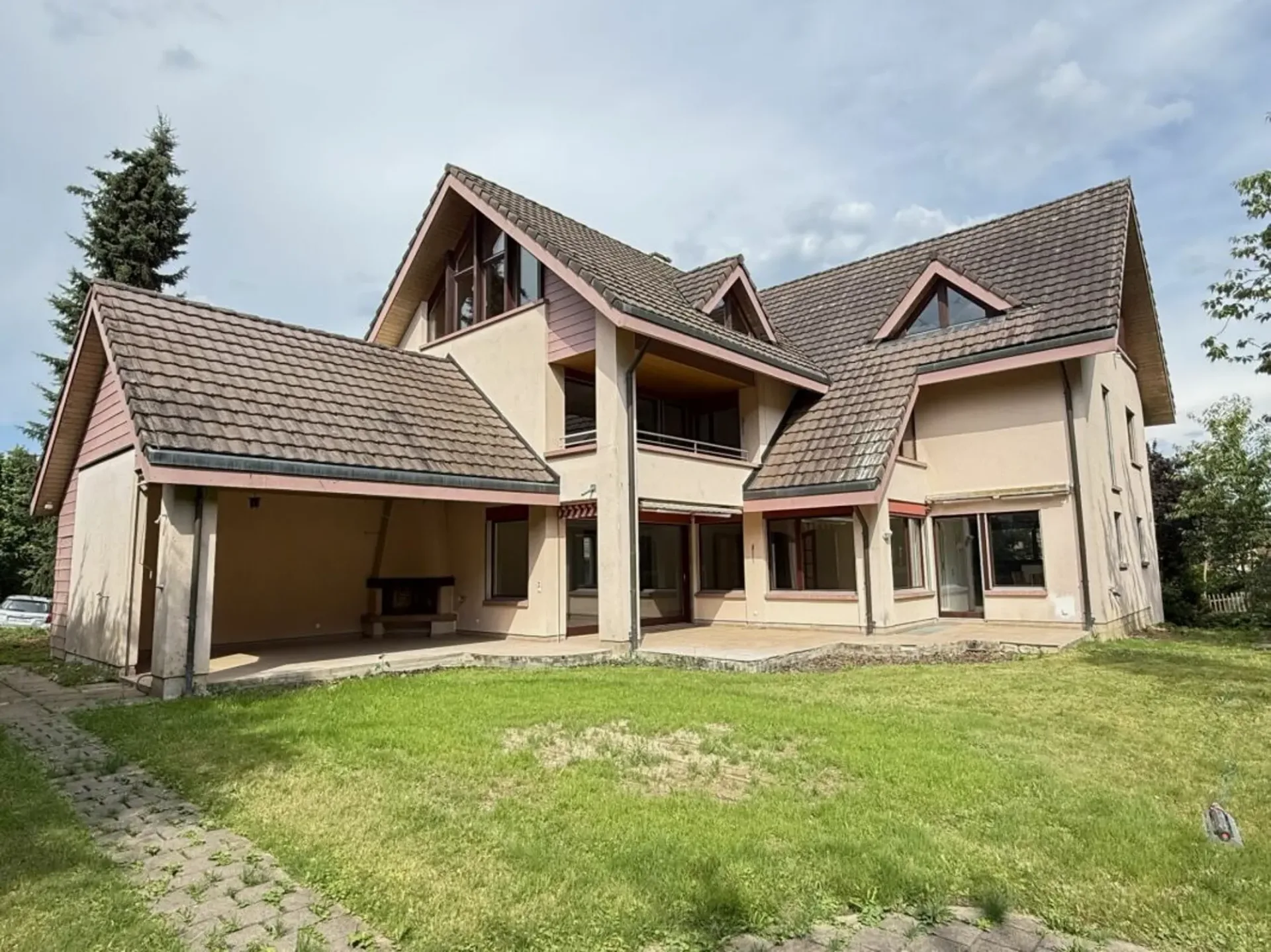 Grosszügiges und freistehendes 9 1/2-Zimmer Einfamilienhaus- naturnahes Wohnen mit Nähe zur Stadt