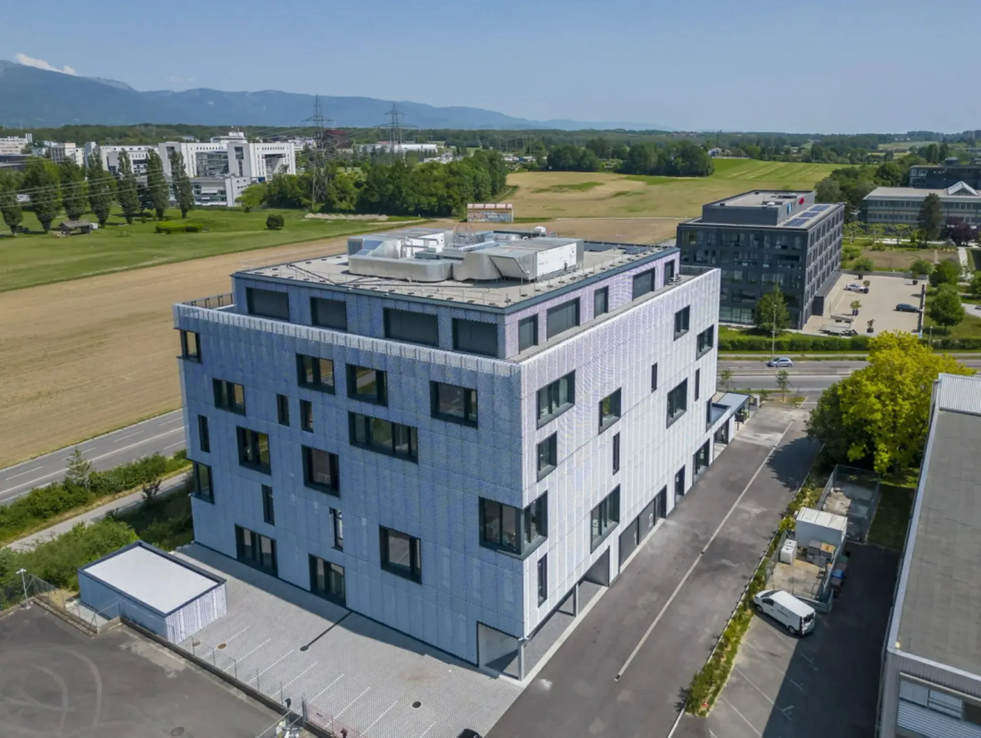 766 m² de surface d'activité au coeur de la ZIMEYSA
