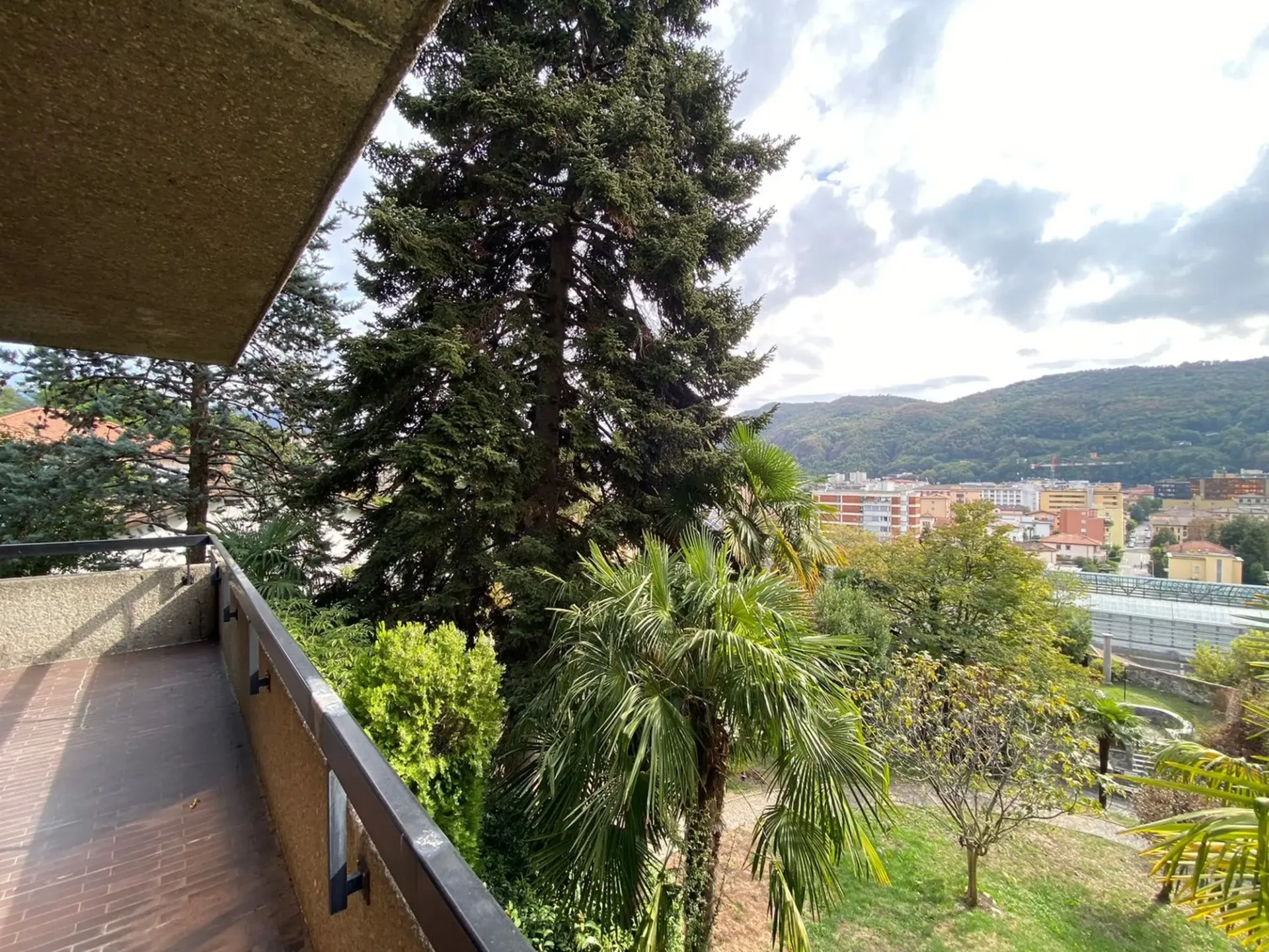 5 Apartments mit Ertrag in einer Wohnanlage mit Swimmingpool in einer Wohngegend in Vacallo