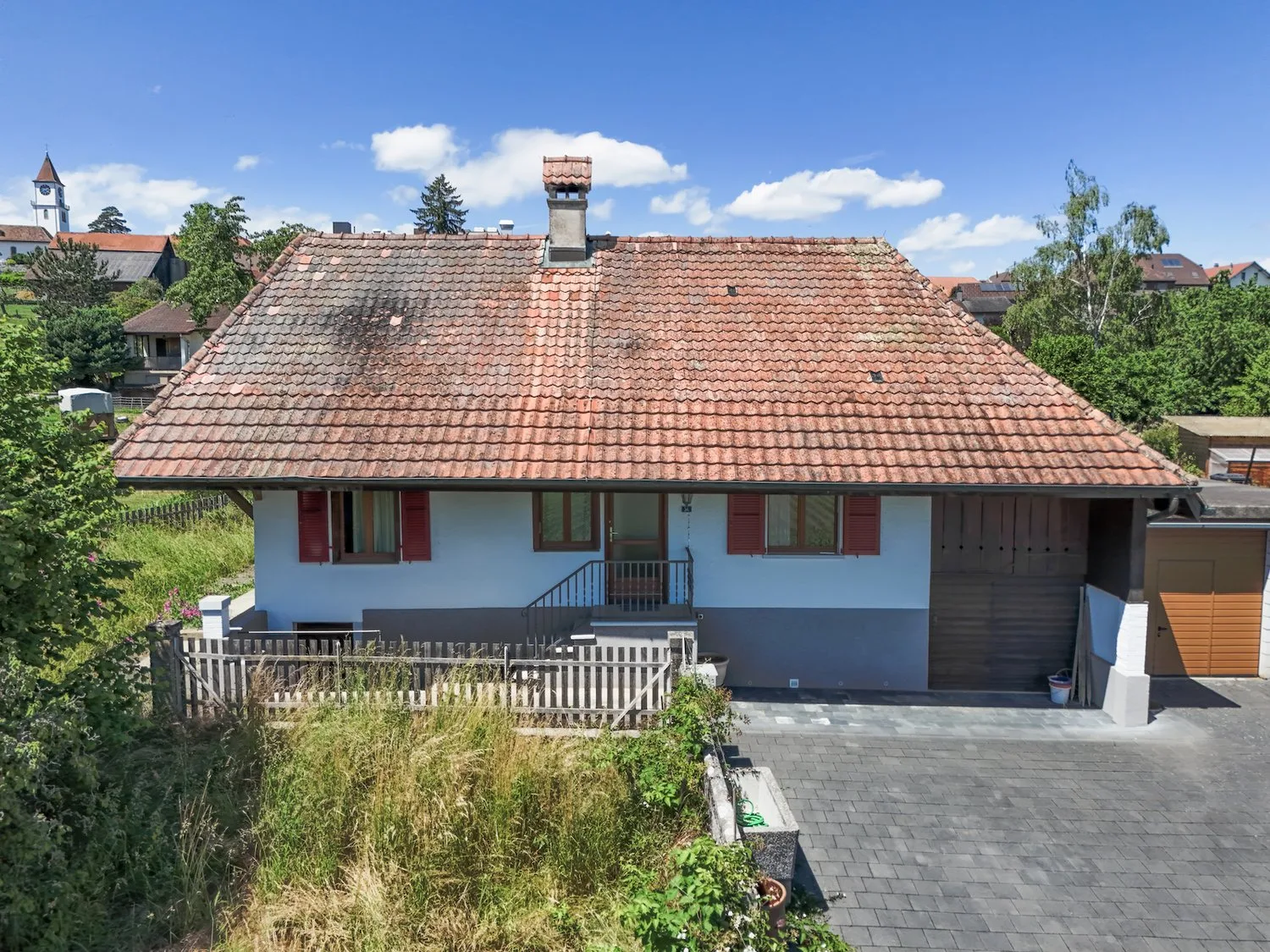 Ancienne ferme avec grand terrain à Täuffelen – grand potentiel pour créer quelque chose de nouveau