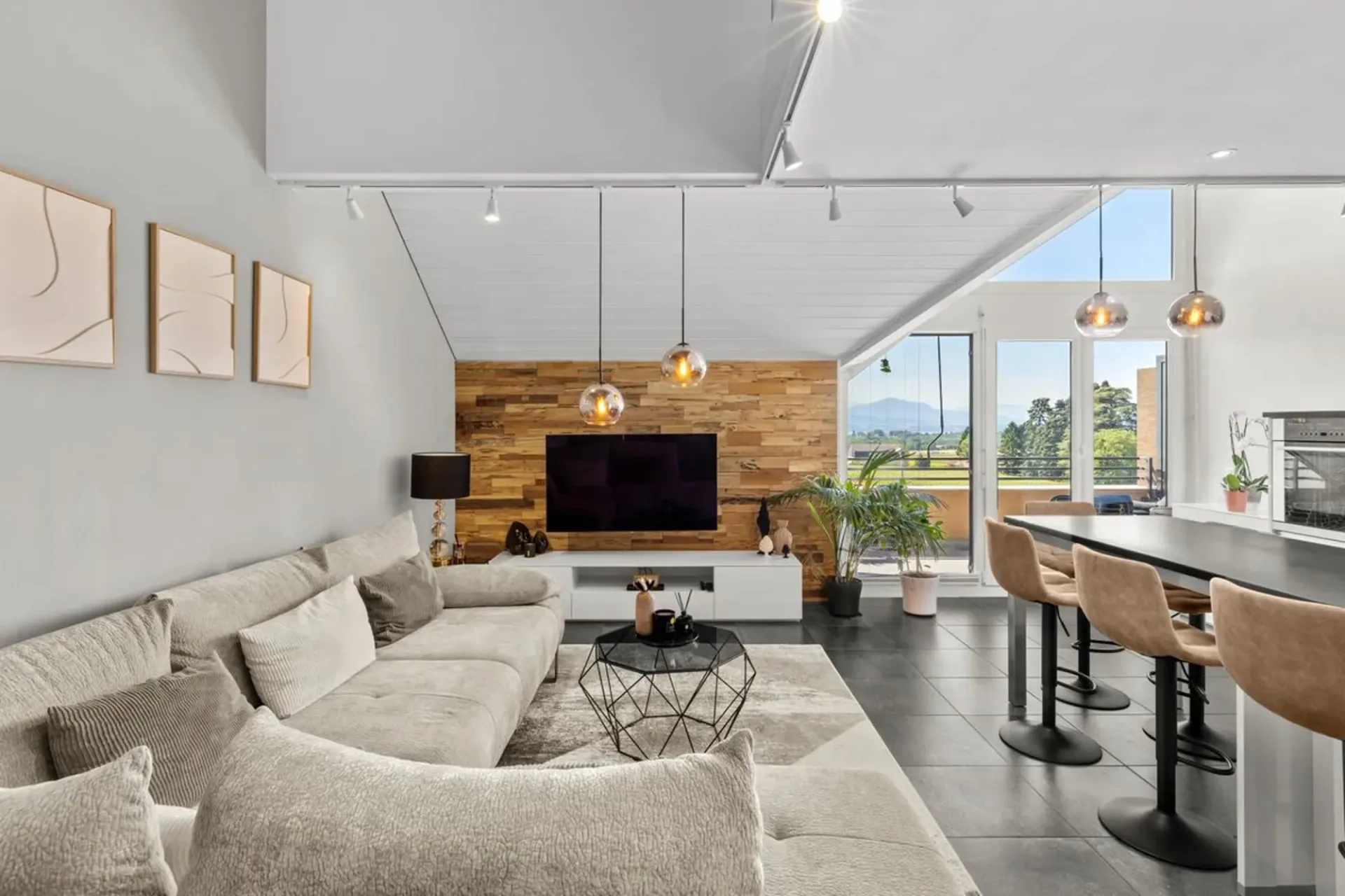 Eleganz und Komfort für diese Dachgeschosswohnung mit 4,5 Zimmern plus einem Büro mit Blick auf den See und die Alpen
