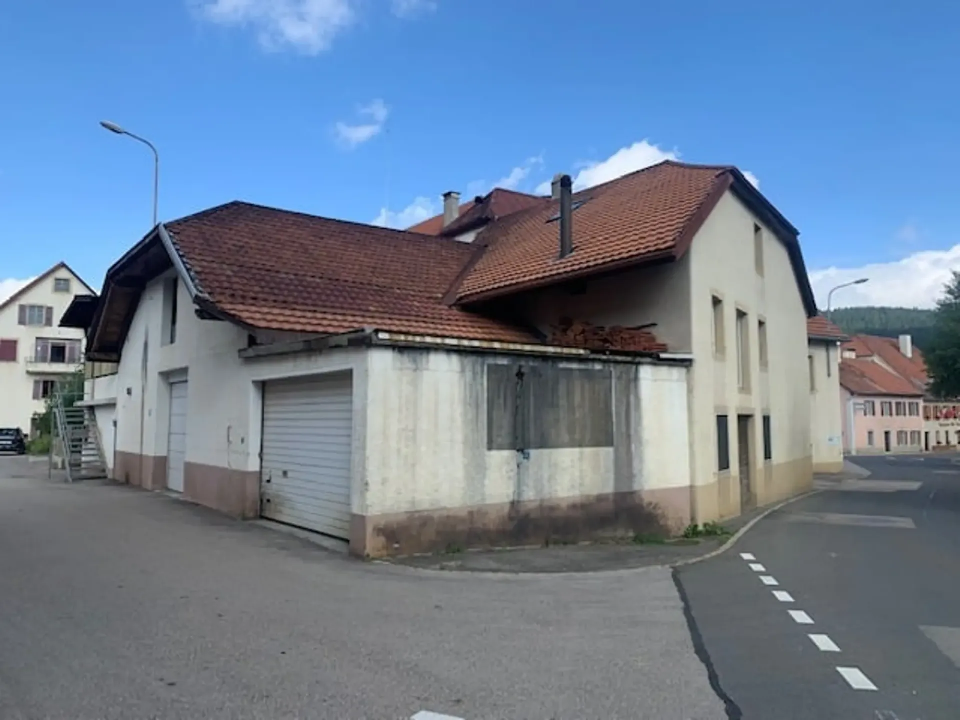 2406 La Brévine/NE Gebäude - 1 Gewerbe Bäckerei Laden - 2 Wohnungen - 2 Garagen