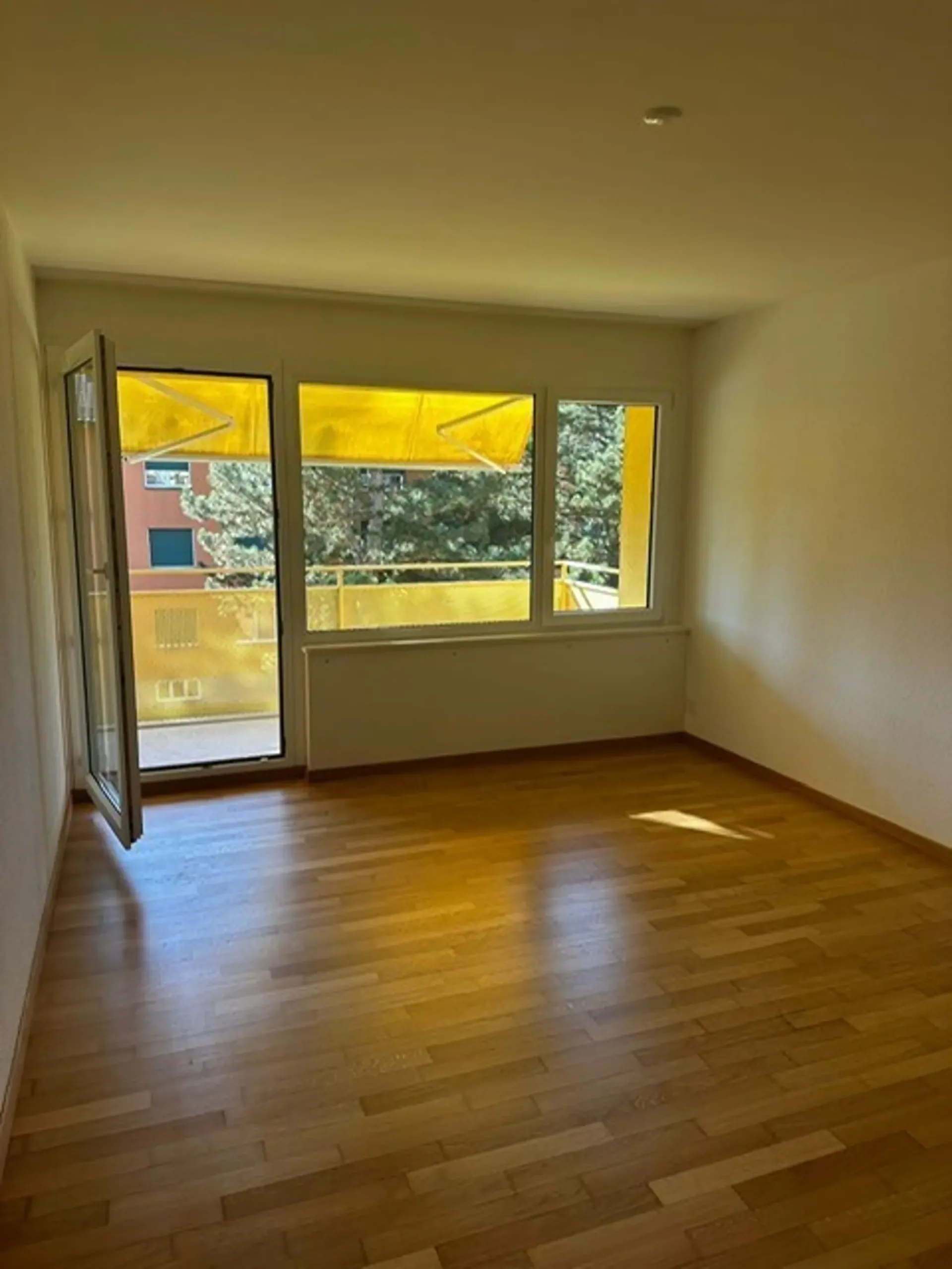 Moderne 2.5-Zimmer-Wohnung mit Balkon, Parkplatzmöglichkeit und Nähe zum Naherholungsgebiet in Oberglatt ZH.