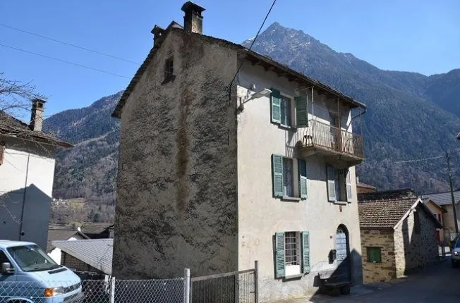 Haus mit Garten und rustikal sehr sonig, ruhig mit schöner Aussicht...