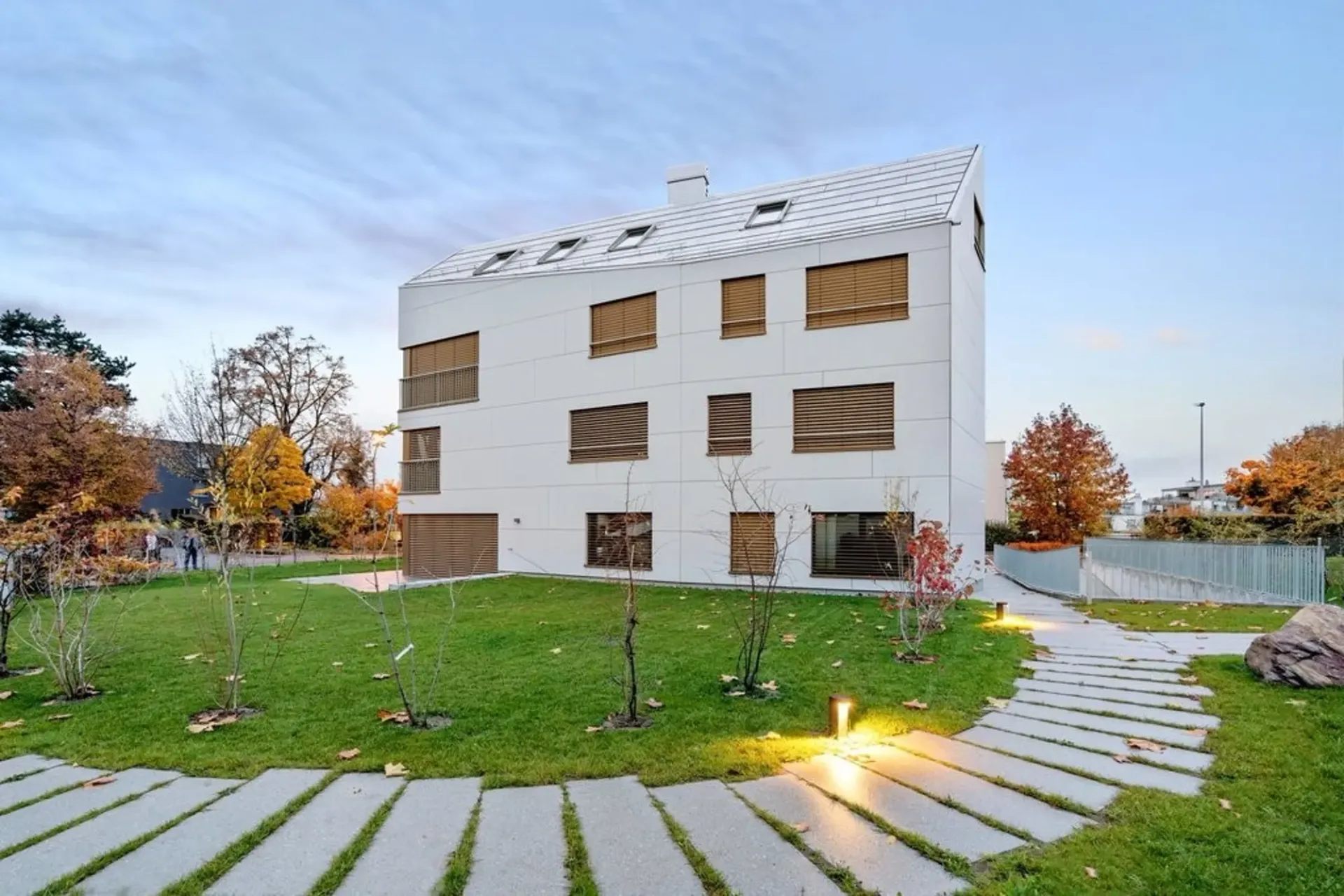 MODERNE WOHNUNG MIT GROSSZÜGIGEM GARTENSITZPLATZ IN MÄNNEDORF