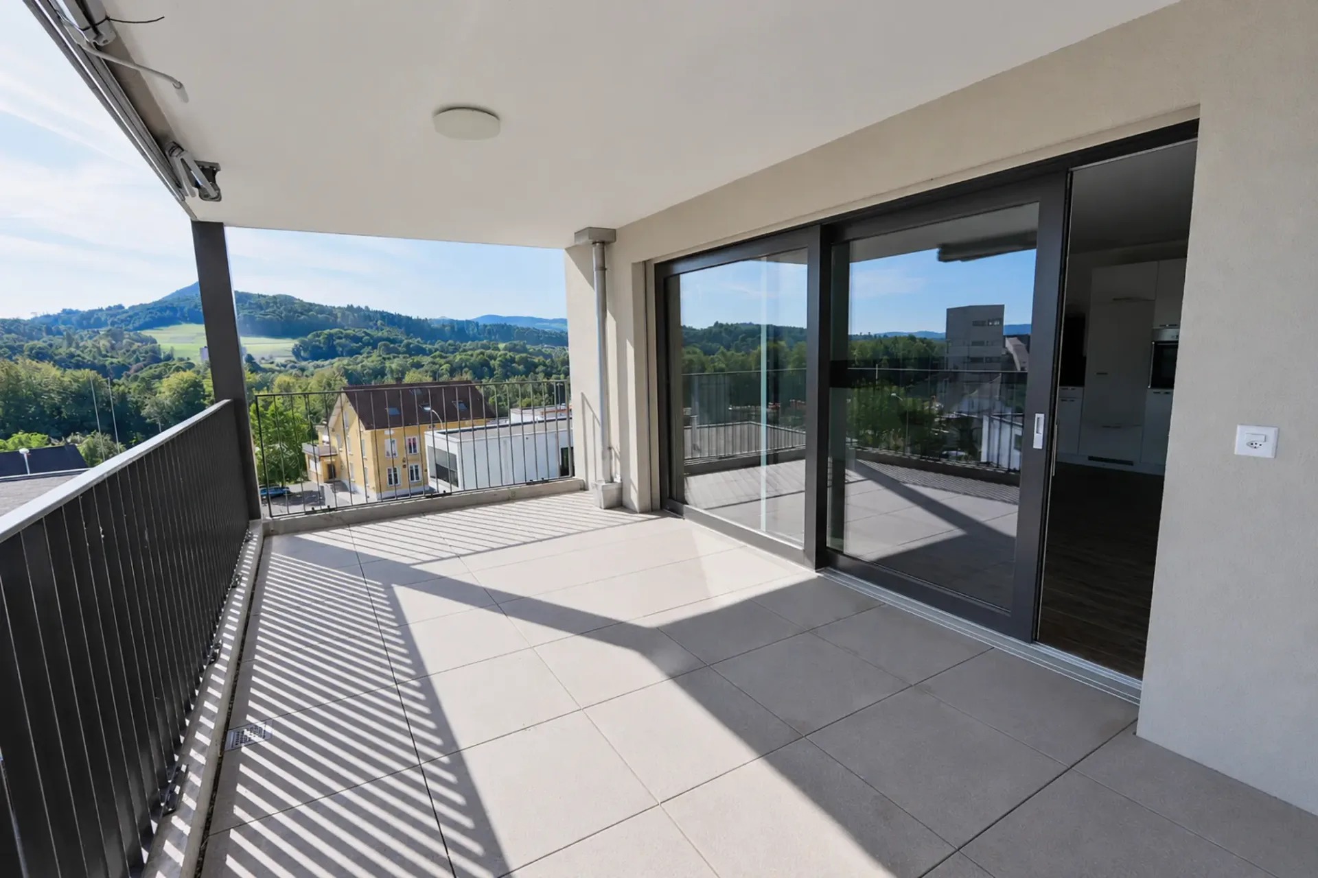 Moderne 2.5-Zimmerwohnung mit grosszügigem Balkon und herrlicher Aussicht