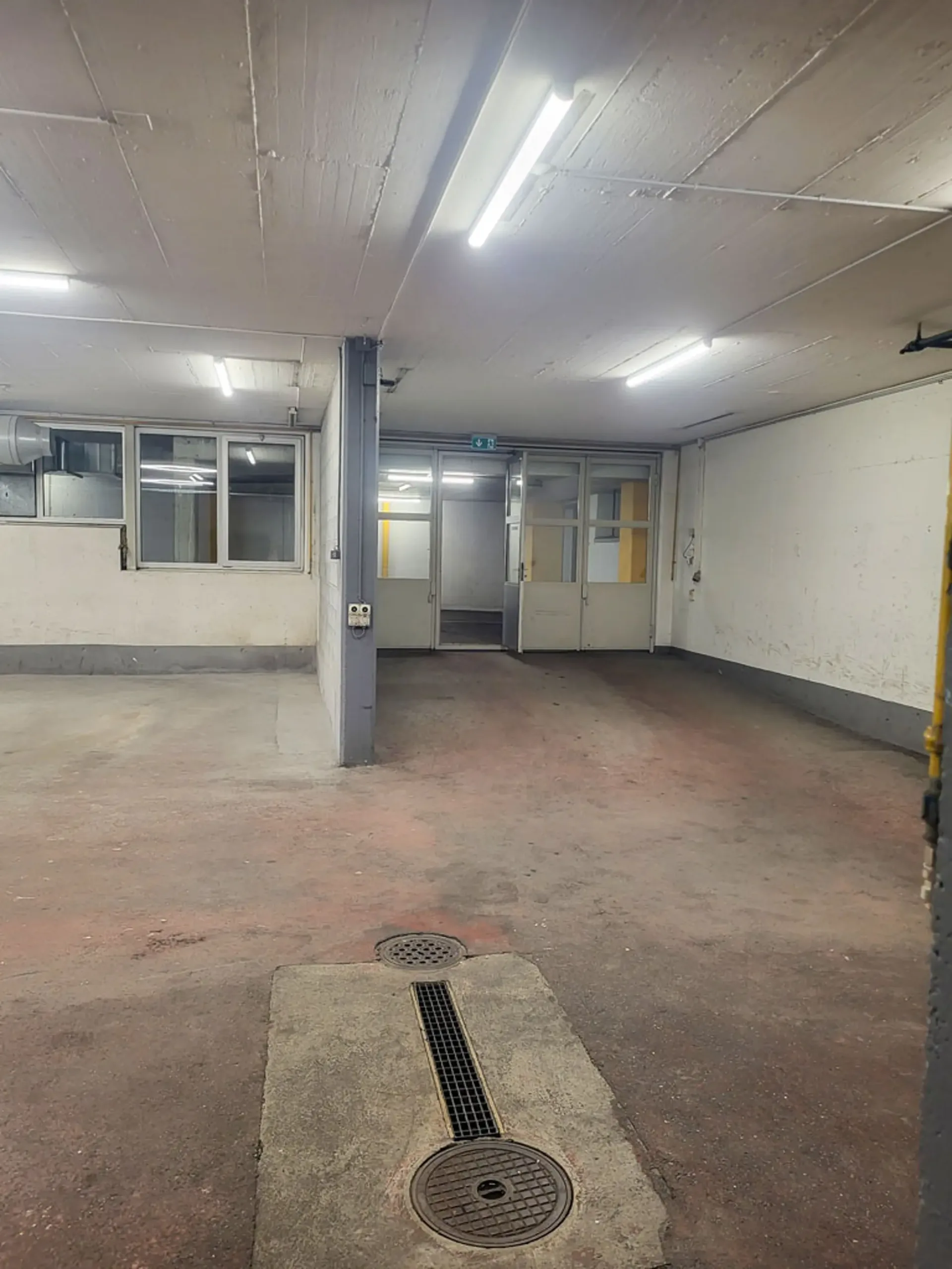 Grosszügiger Gewerberaum mit Büro & Tiefgaragenparkplätzen