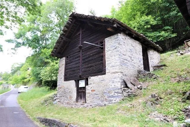 3-Zimmer-Rustico zum Ausbauen mit kl. Wiese und Wald / rustico di 3...