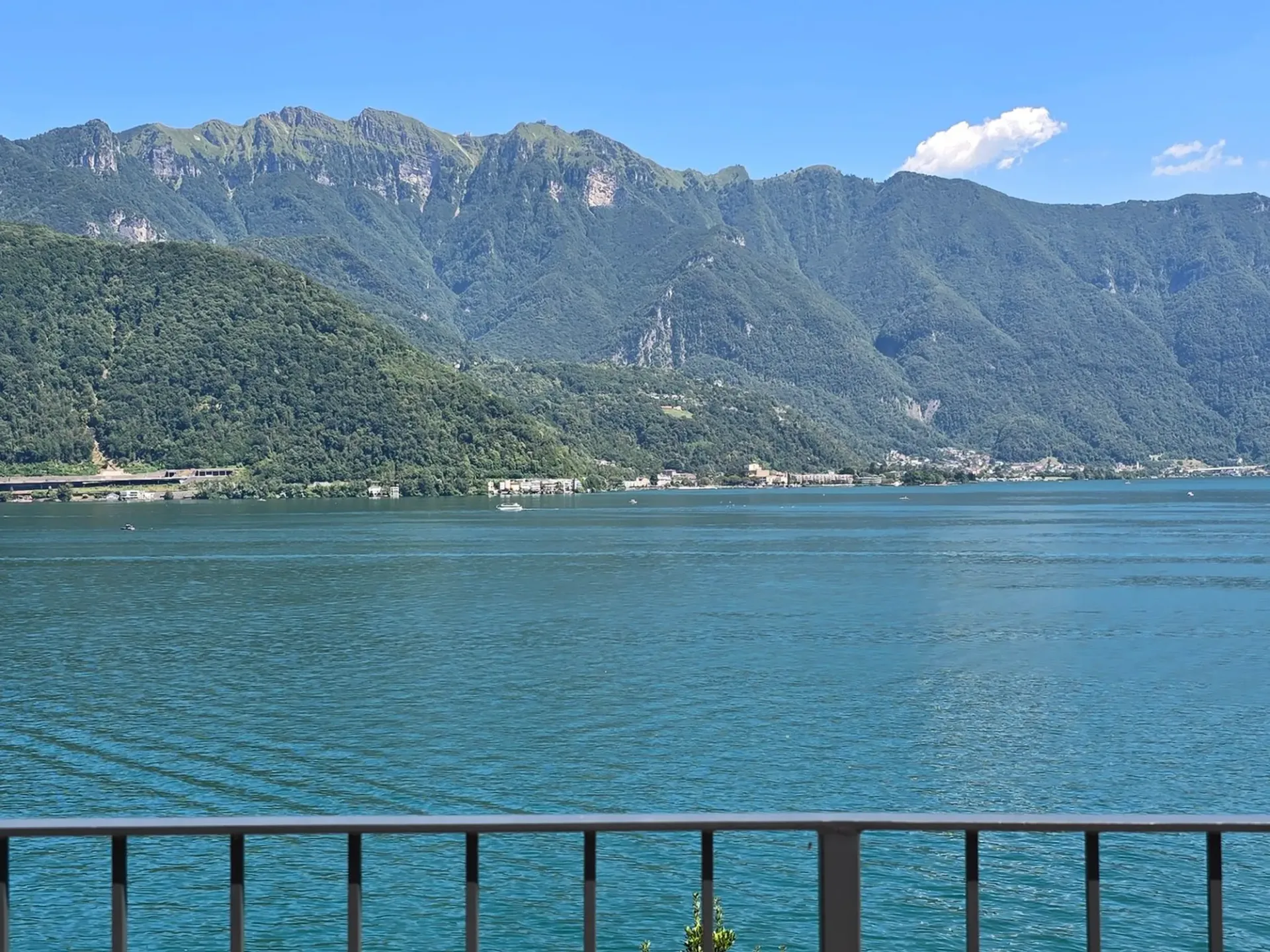 Helle 2,5-Zi. Wohnung mit Seeblick mit Terrasse und Parkplatz