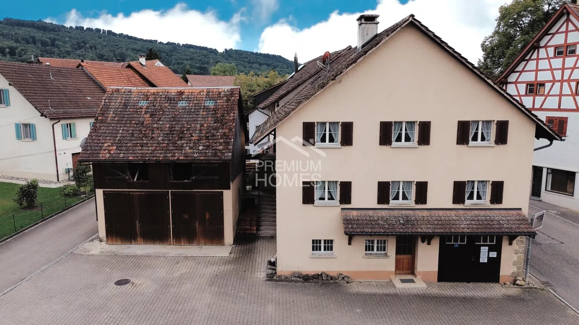 Double potentiel : une maison prête à être occupée, une autre à réaménager