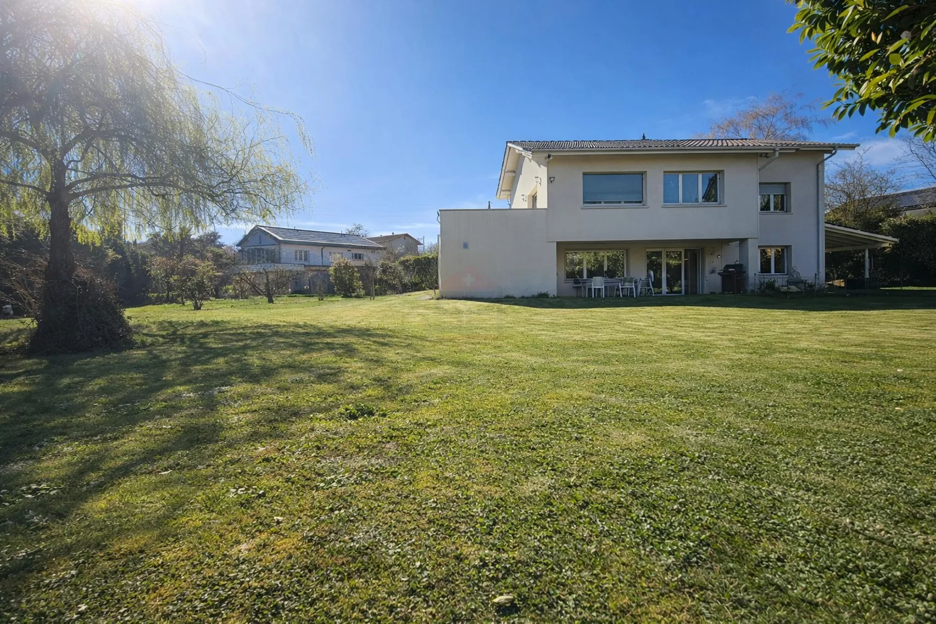 Elegantes Familienhaus mit großem, ebenerdigen Garten und großem Potenzial in Founex