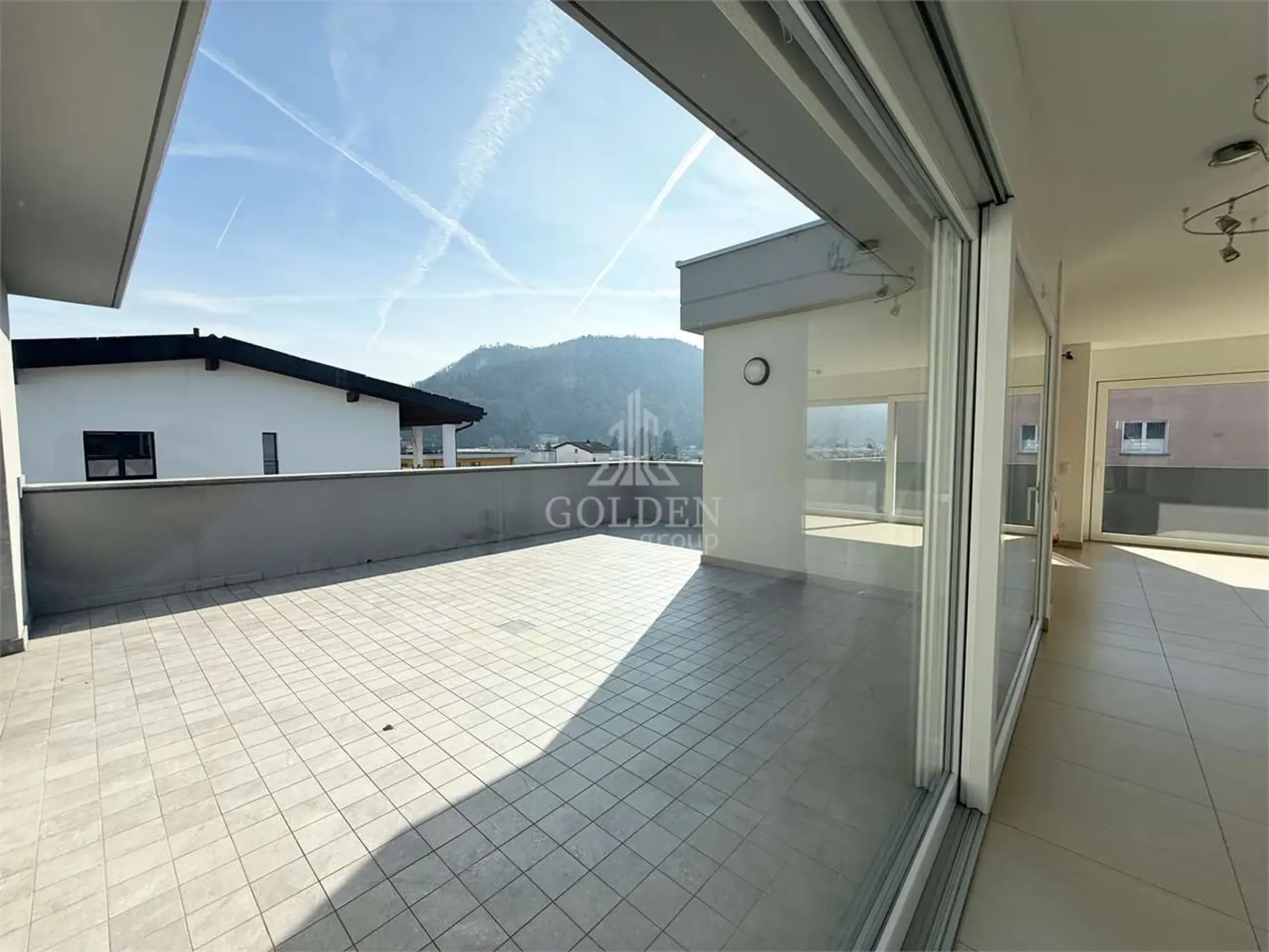 4,5 Lokale mit großer Panoramaterrasse und privatem Zugang zur Etage