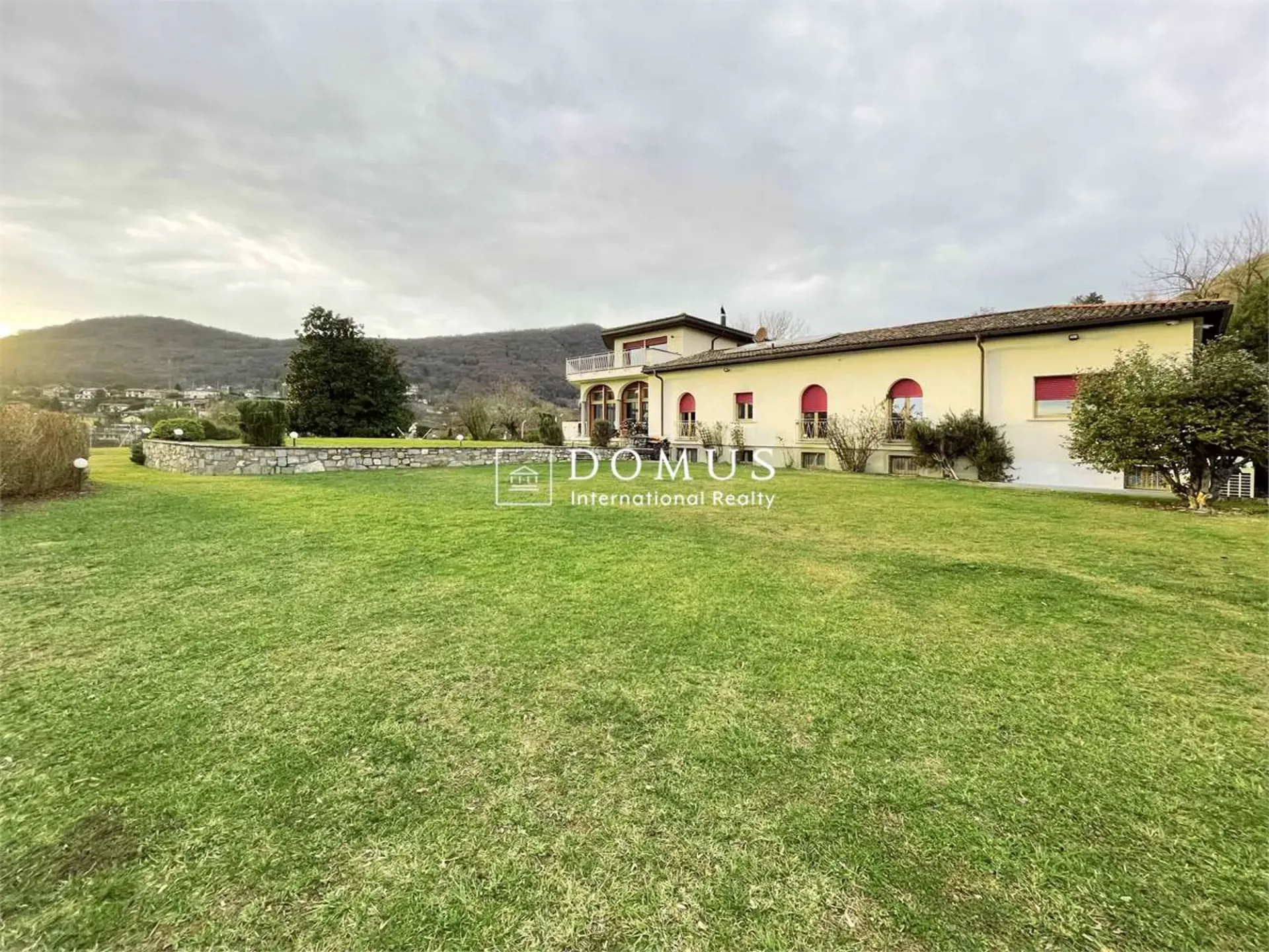 Dominante Villa mit Seeblick, im Grünen