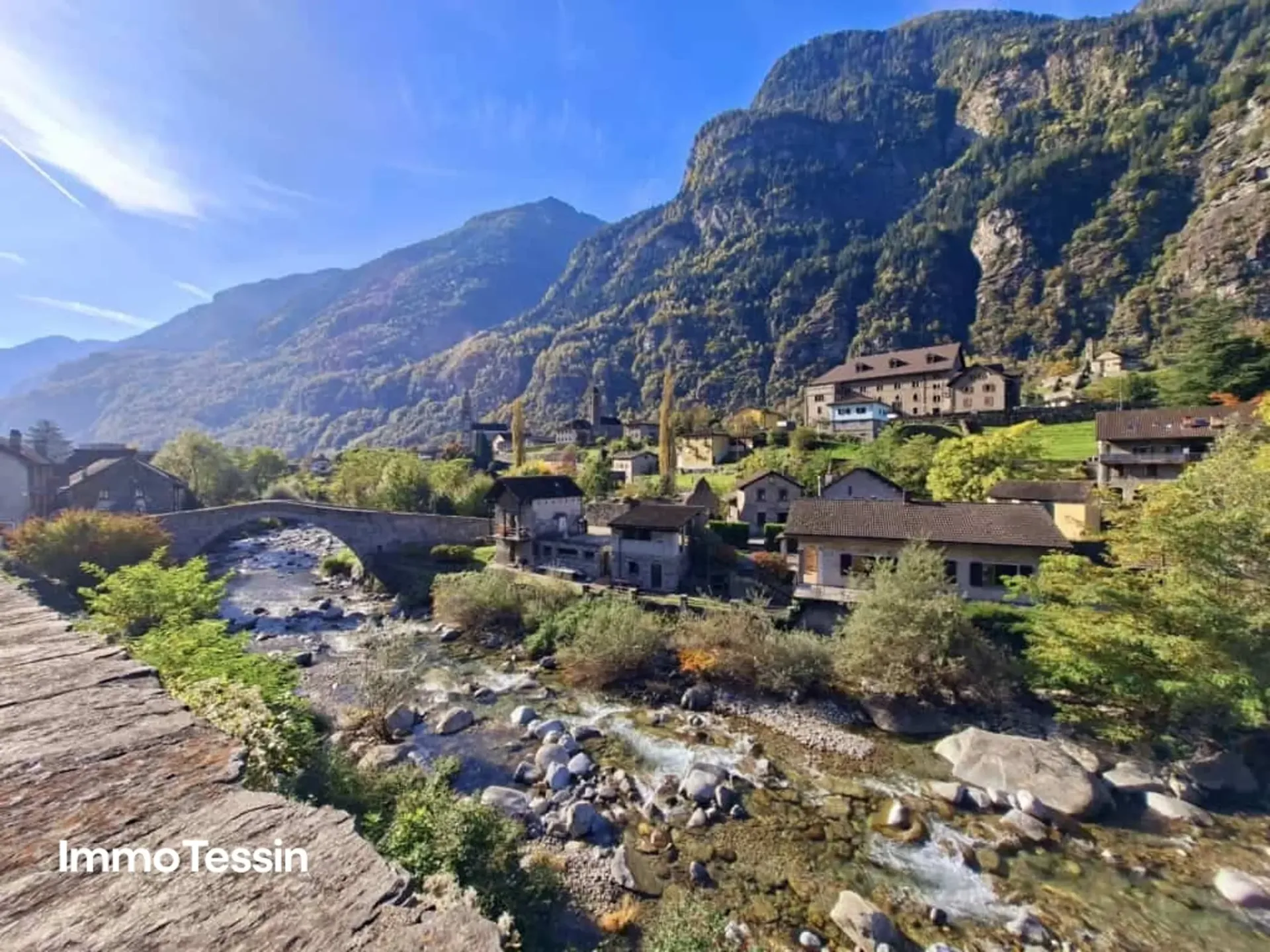 SELTENHEIT: Haus auf der Insel in Giornico, dem als schönstes Dorf in der Schweiz ausgezeichneten Dorf