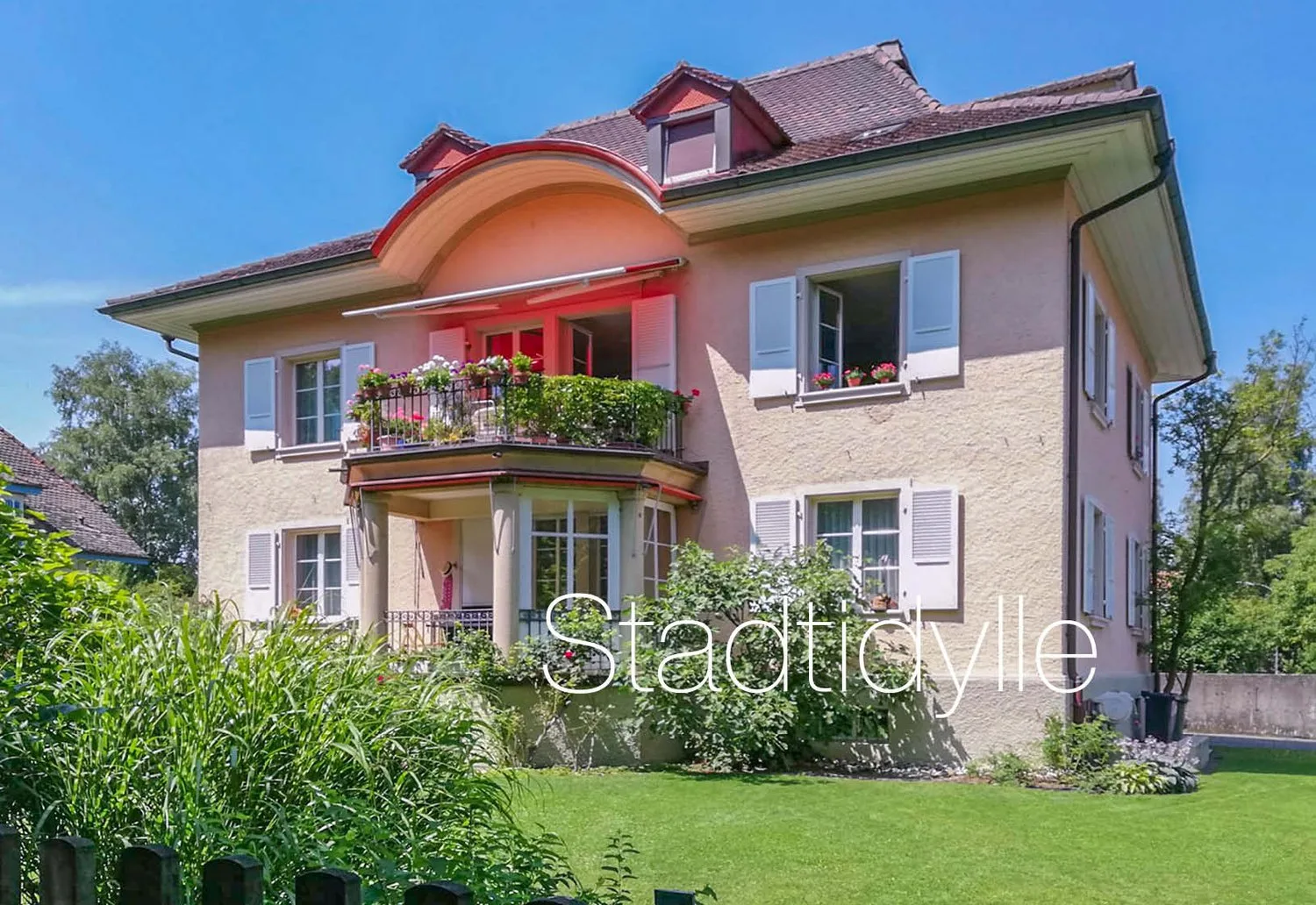 Una casa multifamiliare con carattere e un complesso di giardino idillico