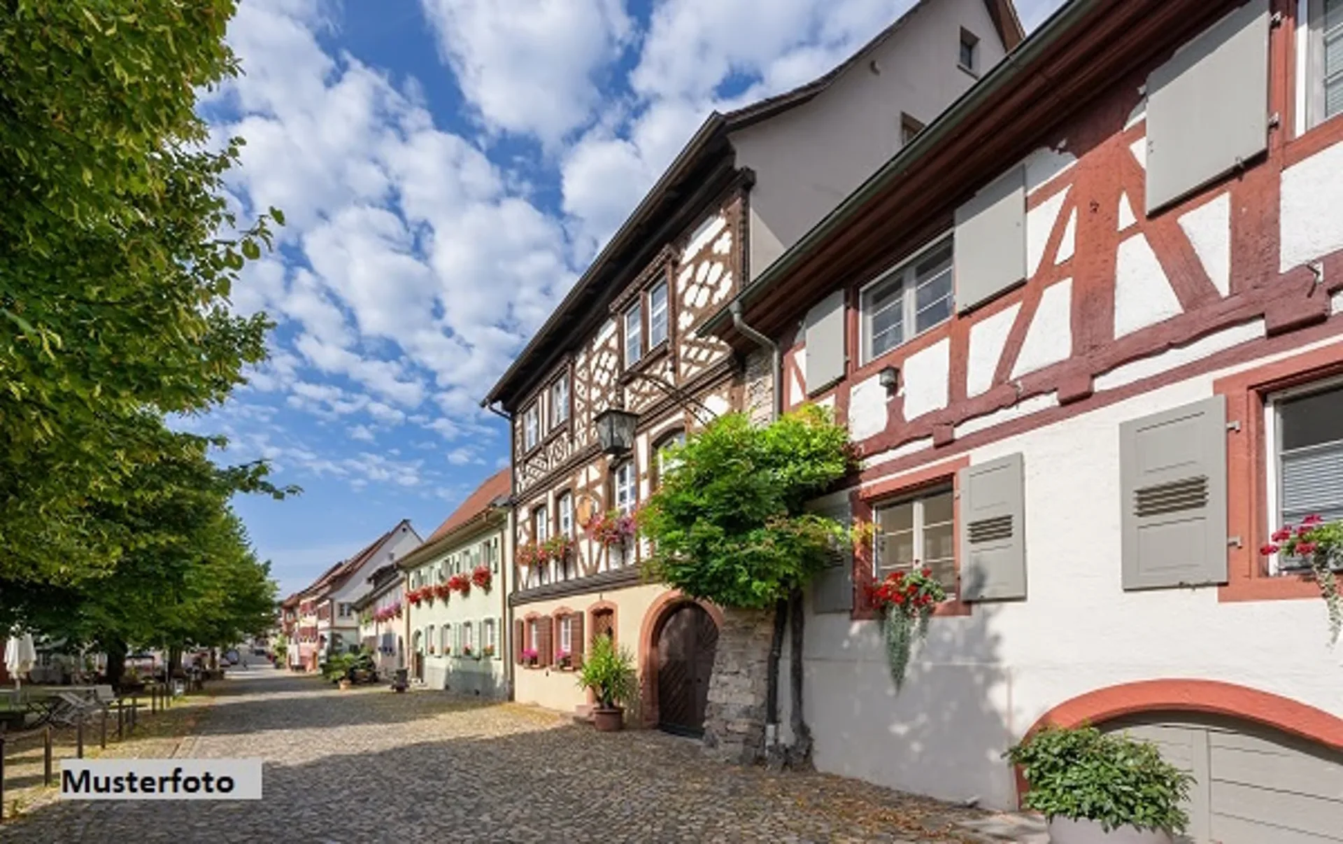 *Wohnhaus mit Gartenanlage*