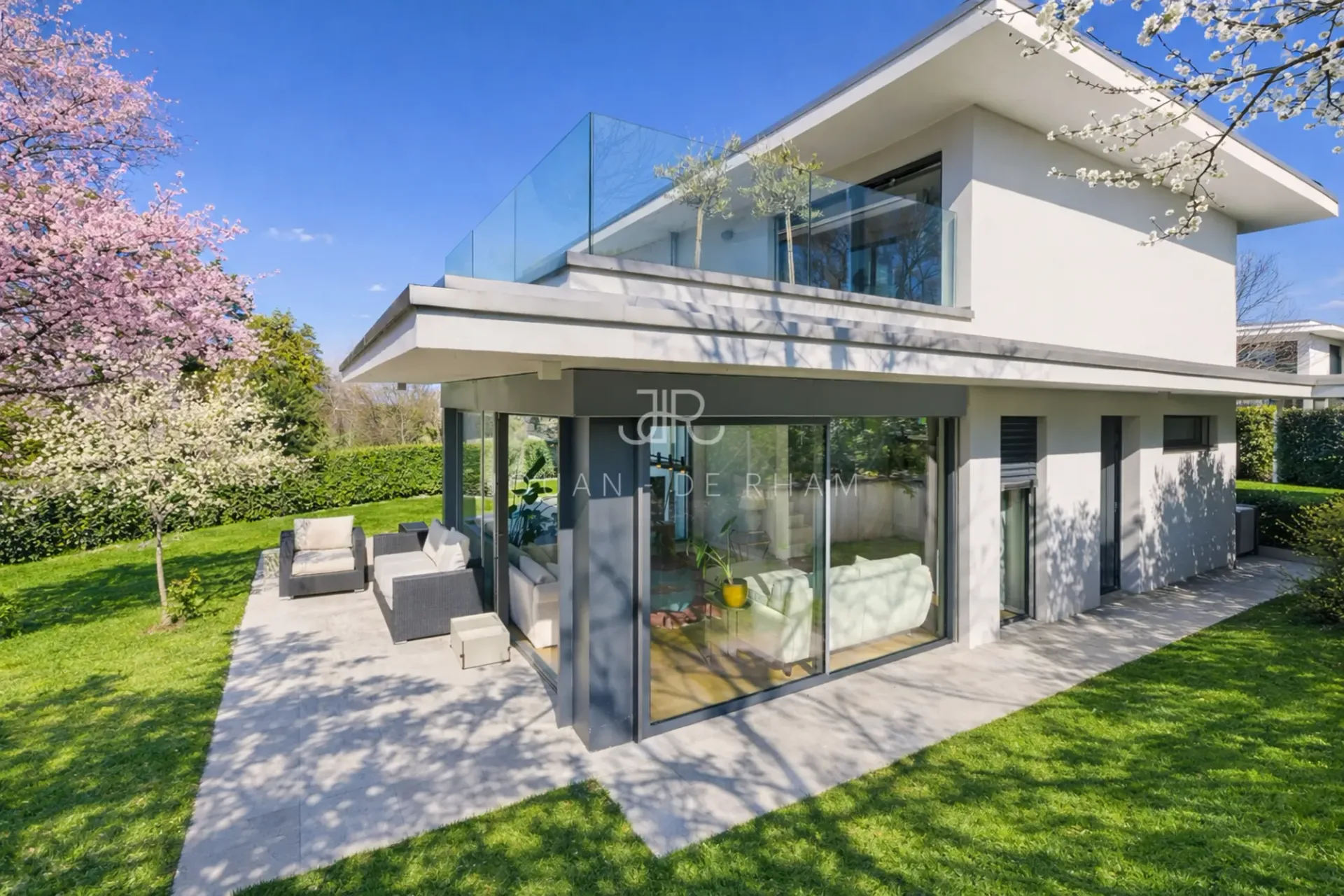 Anières | Superbe villa familiale contemporaine wird zu "Anières | Superbe Villa für die Familie im contemporary Stil" übersetzt, aber um den Titel besser zu übersetzen: Anières | Schöne moderne Familienvilla