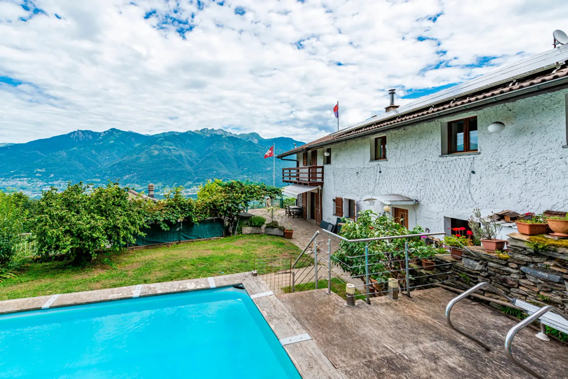 Casa ticinese con 20'000 m di terreno, piscina e rustico