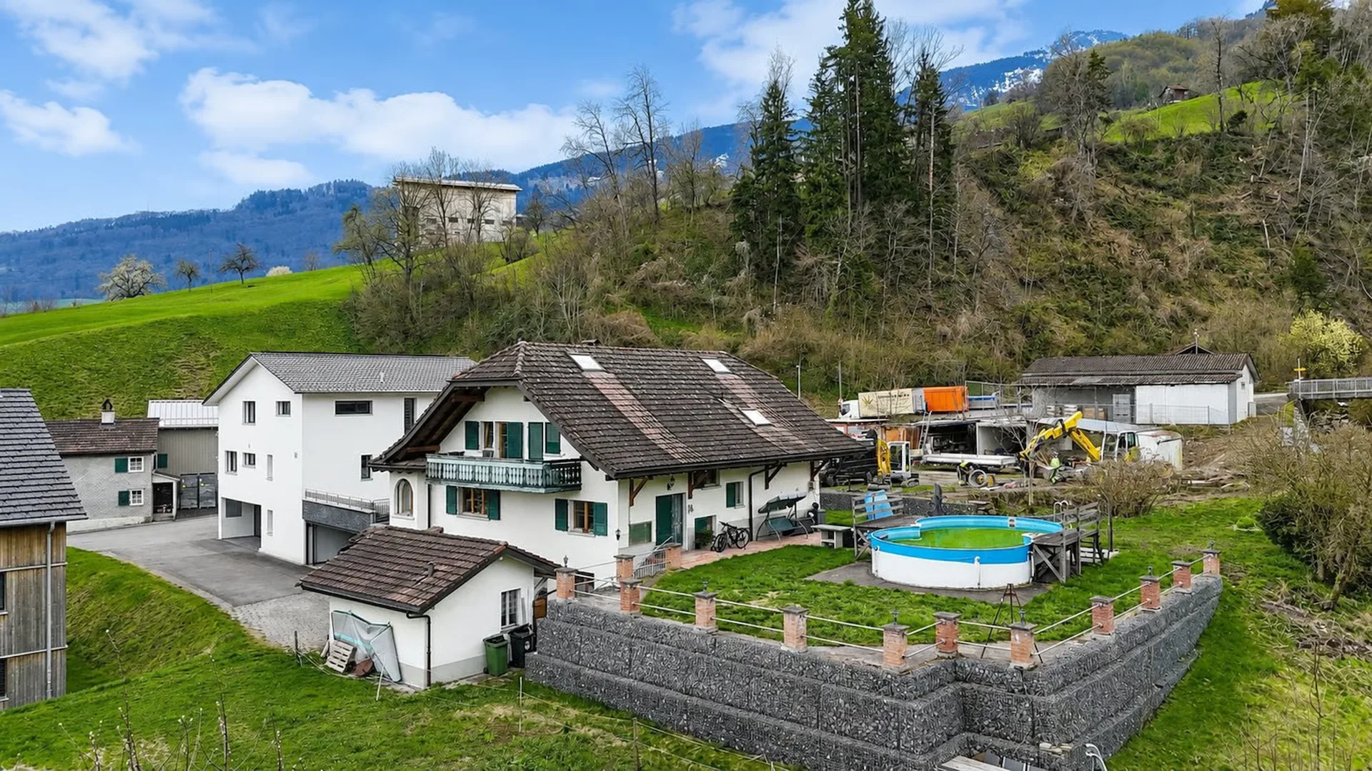 Single-family house with additional apartment
