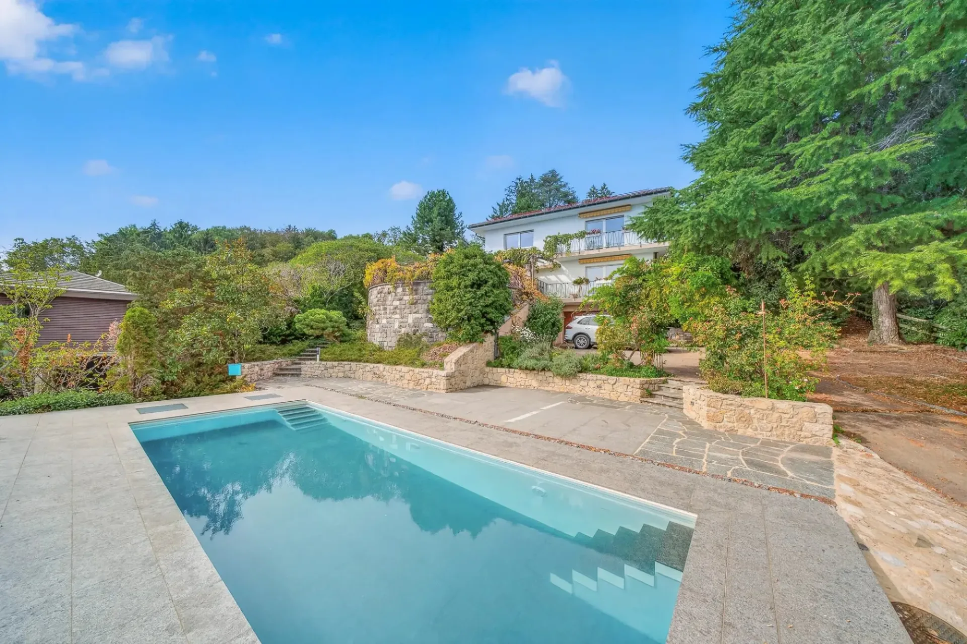 Haus mit 6,5 Zimmern auf 1'654 m² mit Seeblick und Alpenblick
