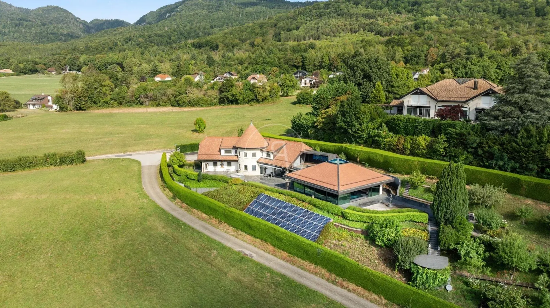 Schönes Anwesen mit Seeblick und Innenpool in Givrins