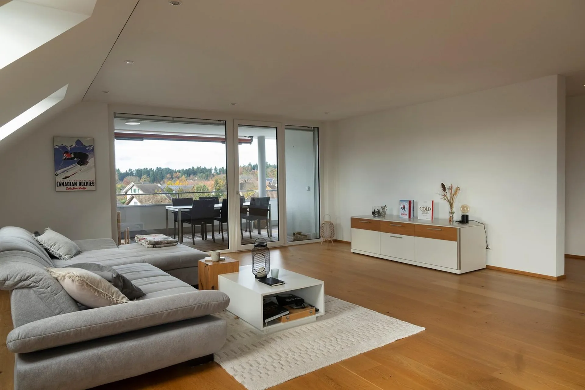 Moderne 3.5-Zimmer-Dachwohnung in ruhiger Lage von Besenbüren