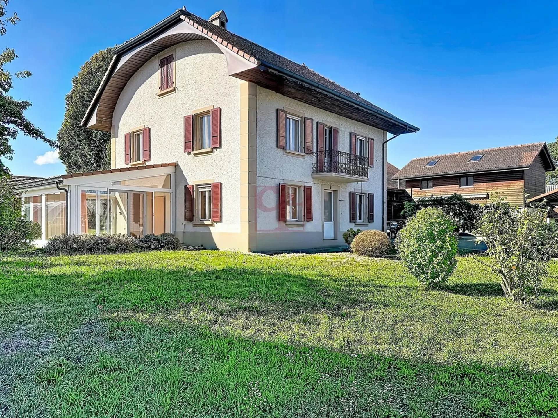 Familienvilla im Herzen des Dorfes, bestehend aus 2 Wohnungen