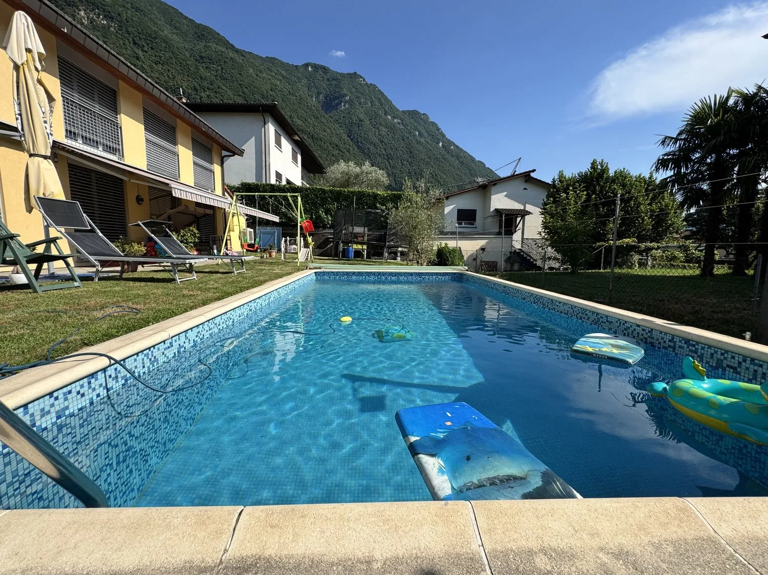 Maison jumelée de 8,5 pièces avec piscine et terrain à Melano