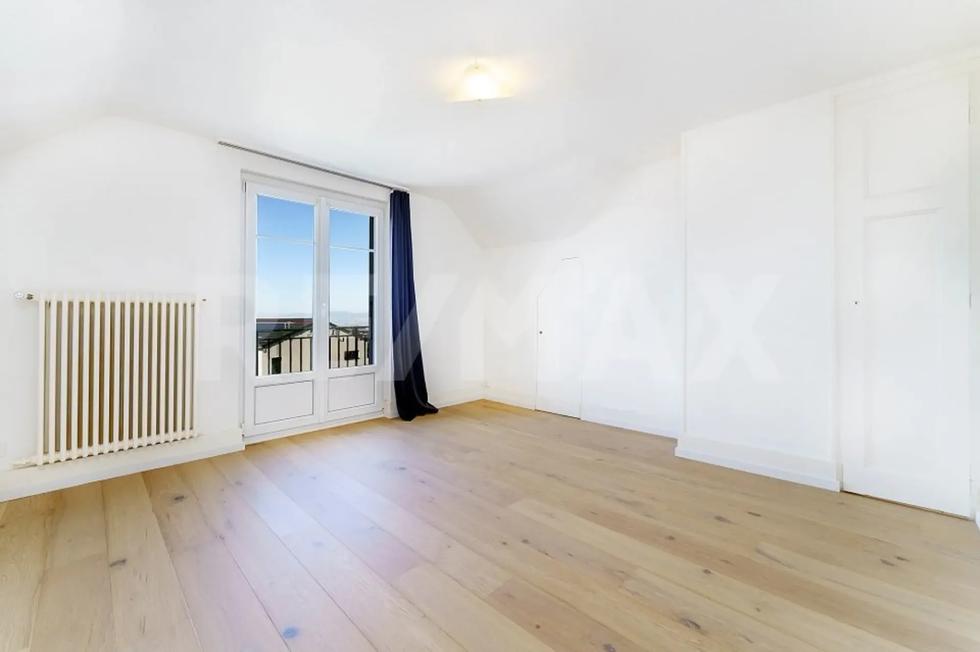 Lumineux appartement de 2,5 pièces avec balcon et vue sur le lac