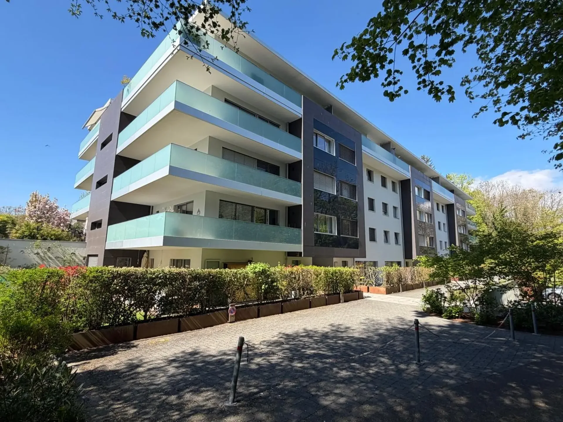 High-standard studio in the heart of Nyon, calm and just two steps from the train station.