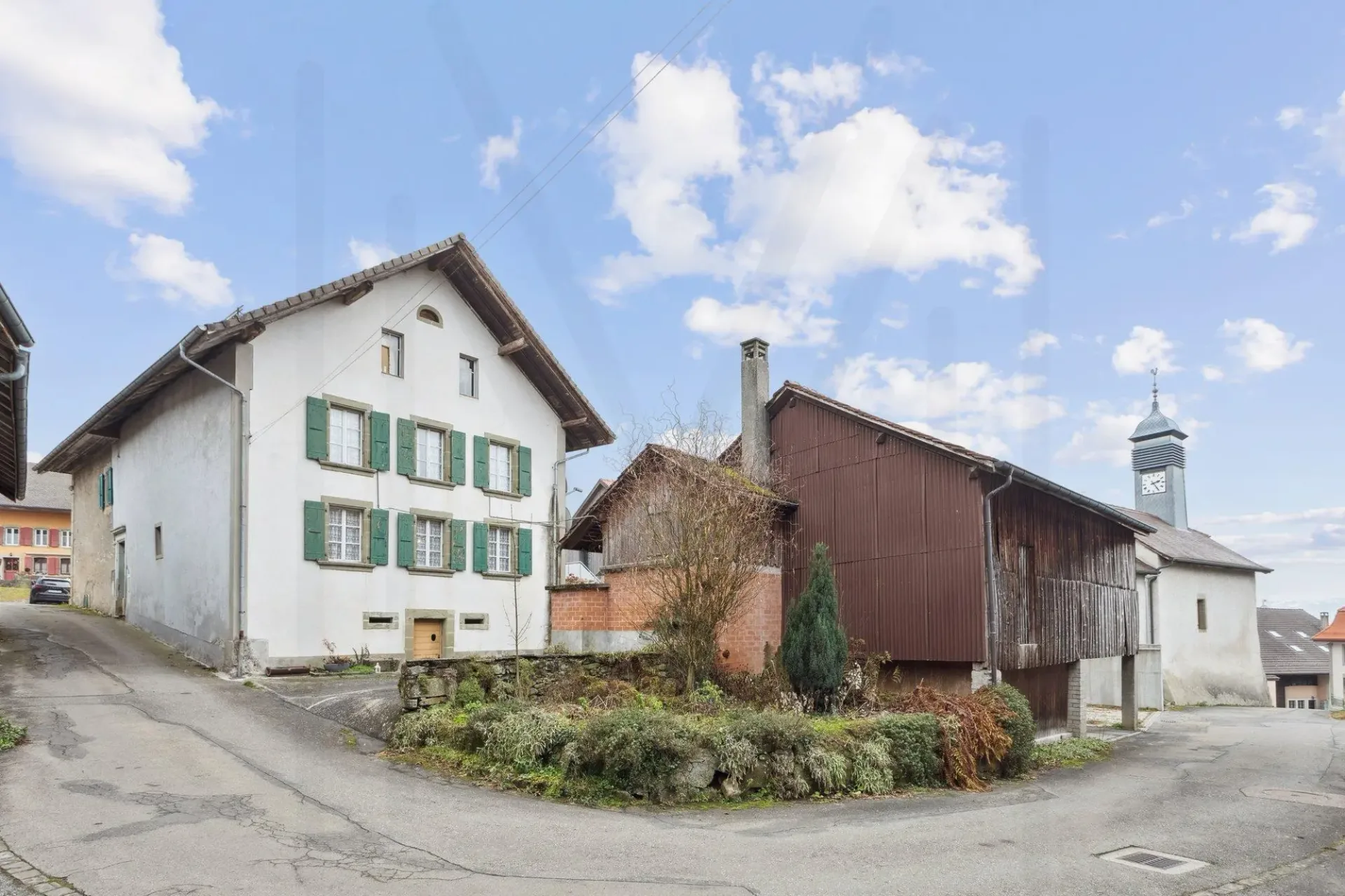 Eigentum besteht aus drei zu renovierenden Gebäuden, die sich auf zwei Grundstücken mit einer Gesamtfläche von 534 m² befinden und ein großes Potenzial für eine Umwandlung bieten.
