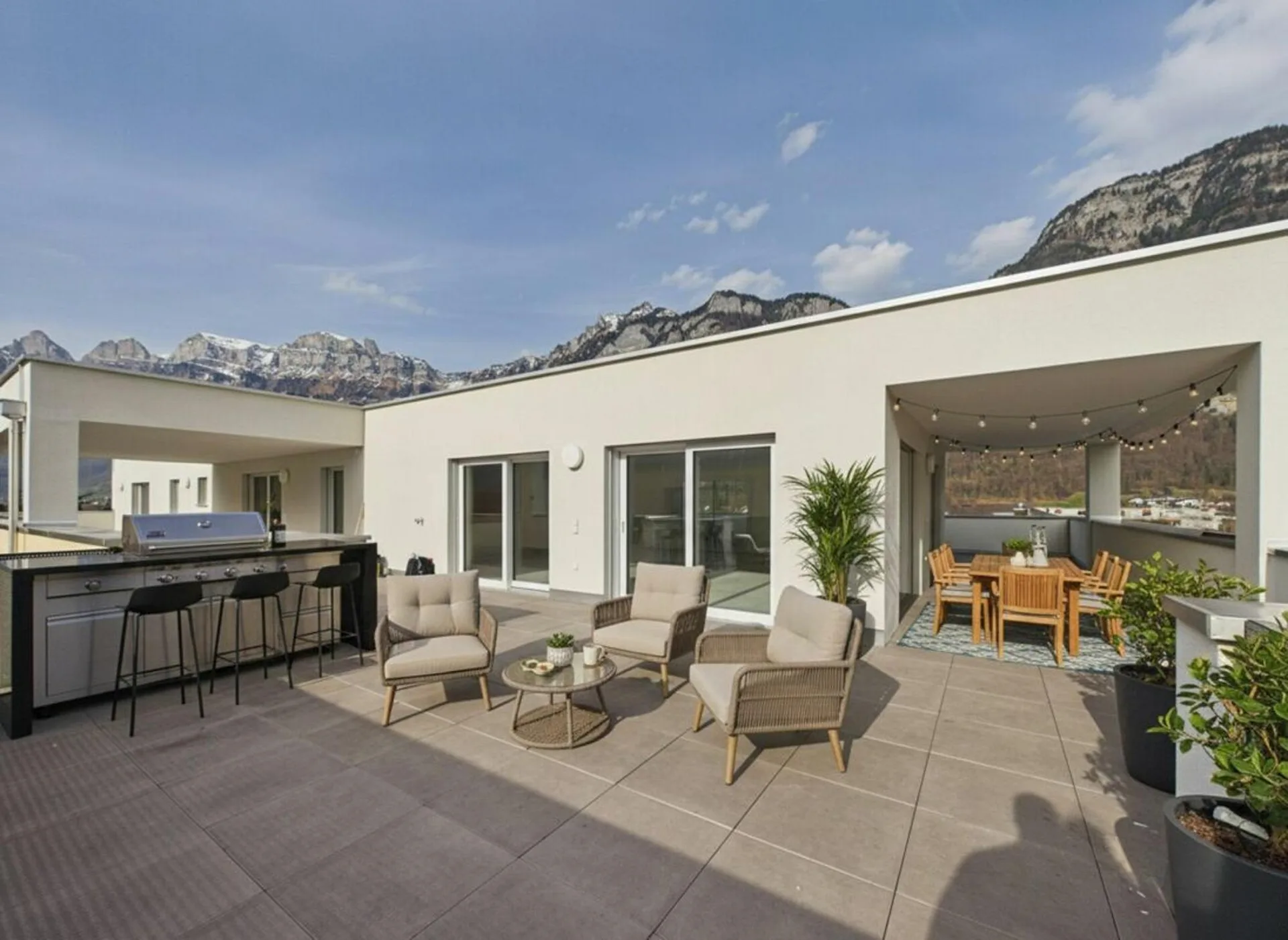 Attika-Wohntraum über den Dächern - 197 m² Terrasse mit Panorama-Bergblick