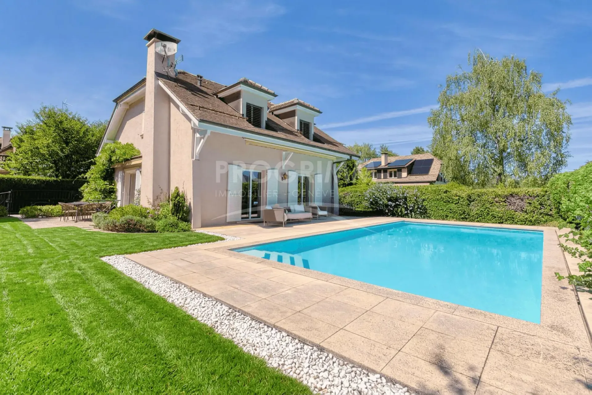 Villa möbliert - 3 Schlafzimmer - Große Räume im Untergeschoss - Alles inklusive Garten und Pool