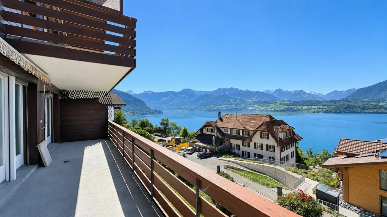 Vivre avec vue sur le lac et les montagnes - 3½ pièces avec grand balcon à Gunten