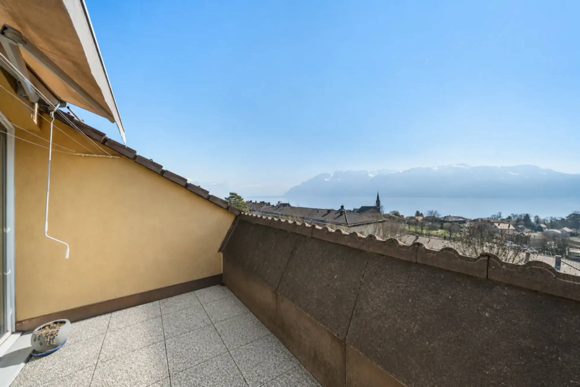 Appartamento con 3,5 locali e una magnifica vista sul lago e le montagne!